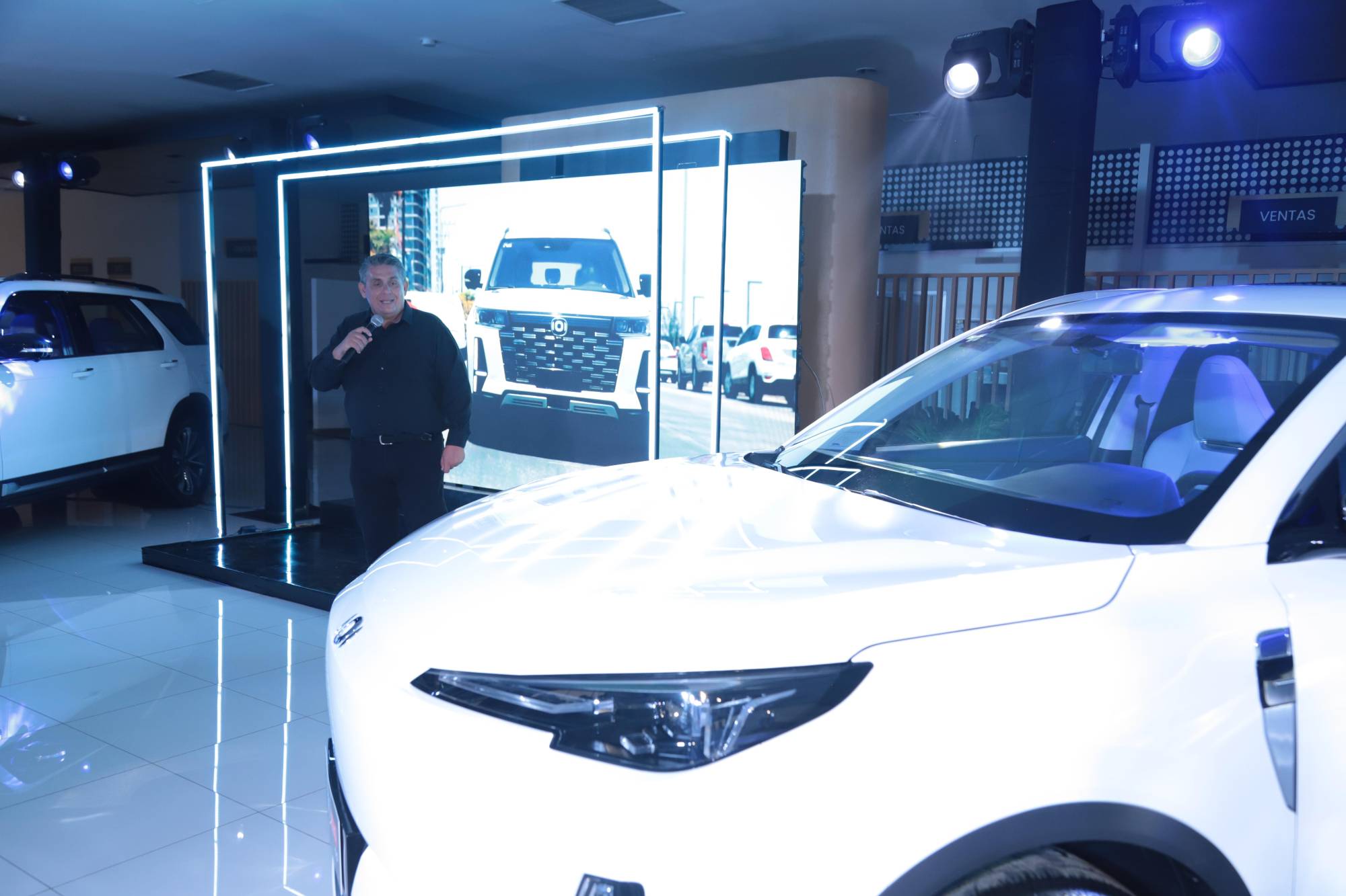 $!Adríán Rosell, gerente de ventas presenta los nuevos modelos.