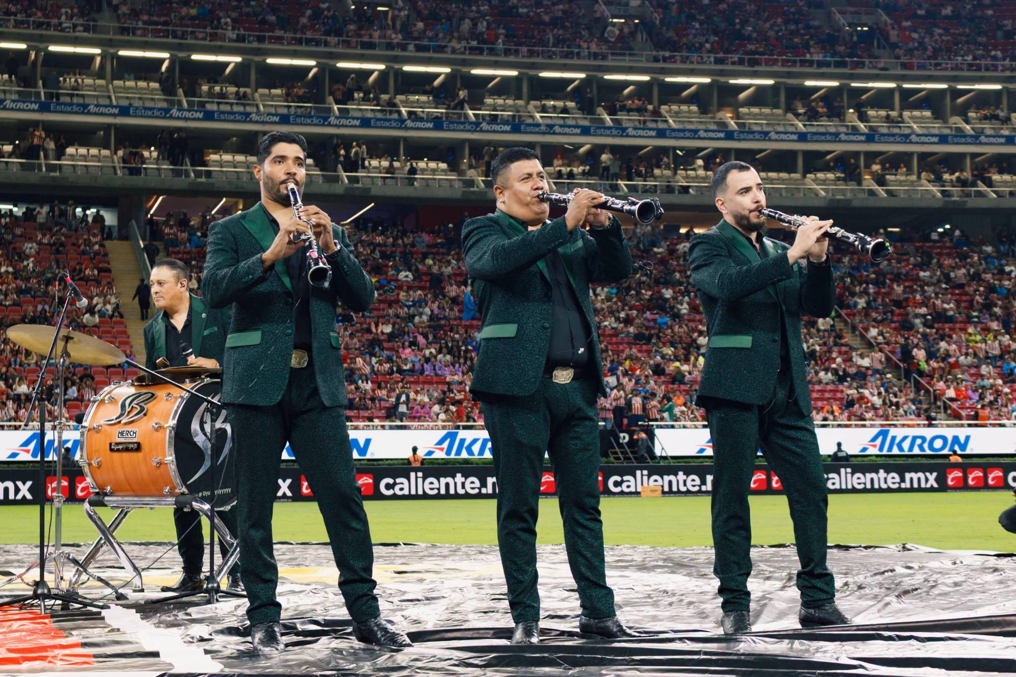 $!Los músicos sinaloenses agradecieron a los organizadores la invitación para formar parte de la fiesta deportiva.