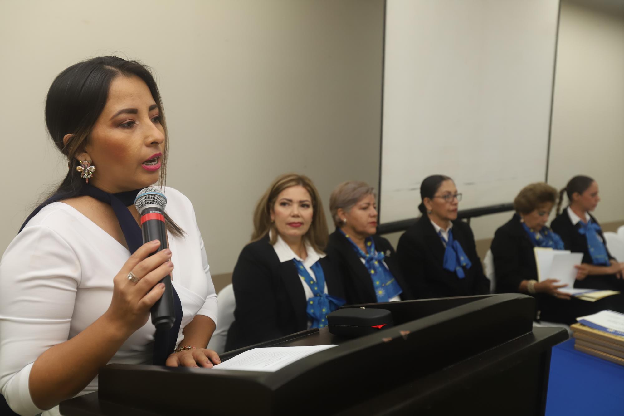 $!Irasema Leal Leal, de la Unidad Unión, expresó un mensaje a las graduadas.