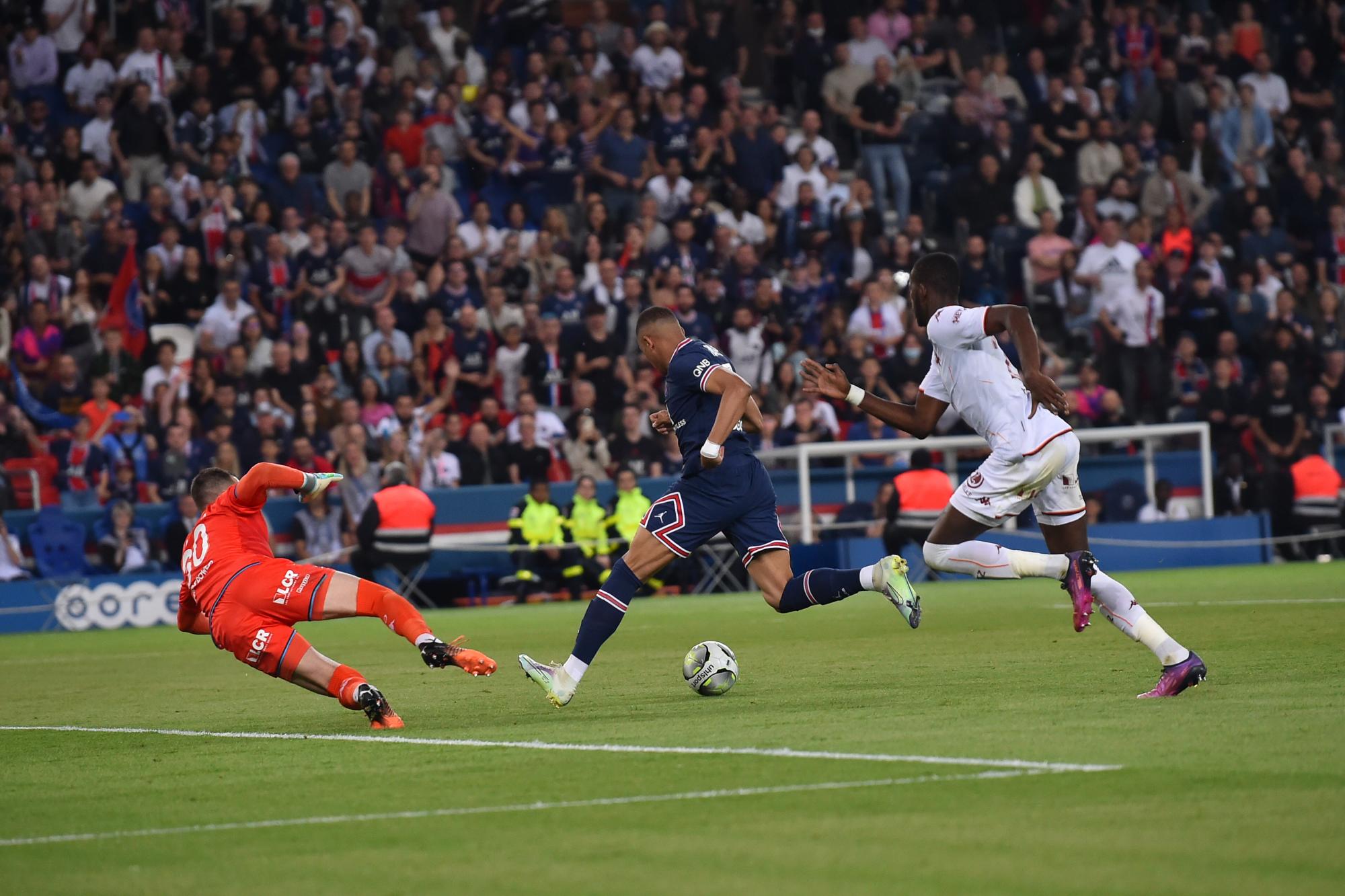 $!Mbappé celebra con hat-trick su renovación con el PSG
