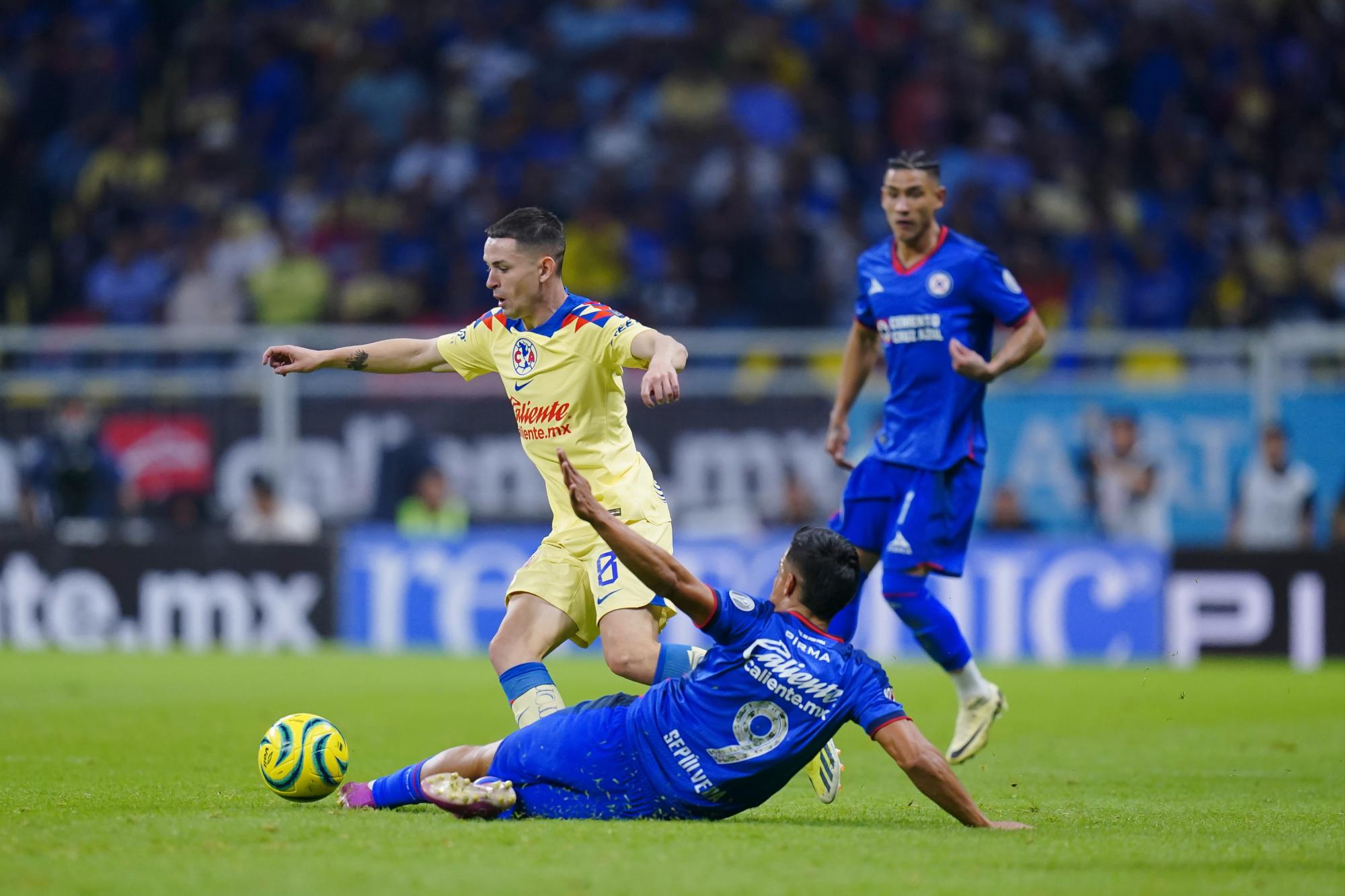 $!América vence a Cruz Azul, pese a 4 goles anulados