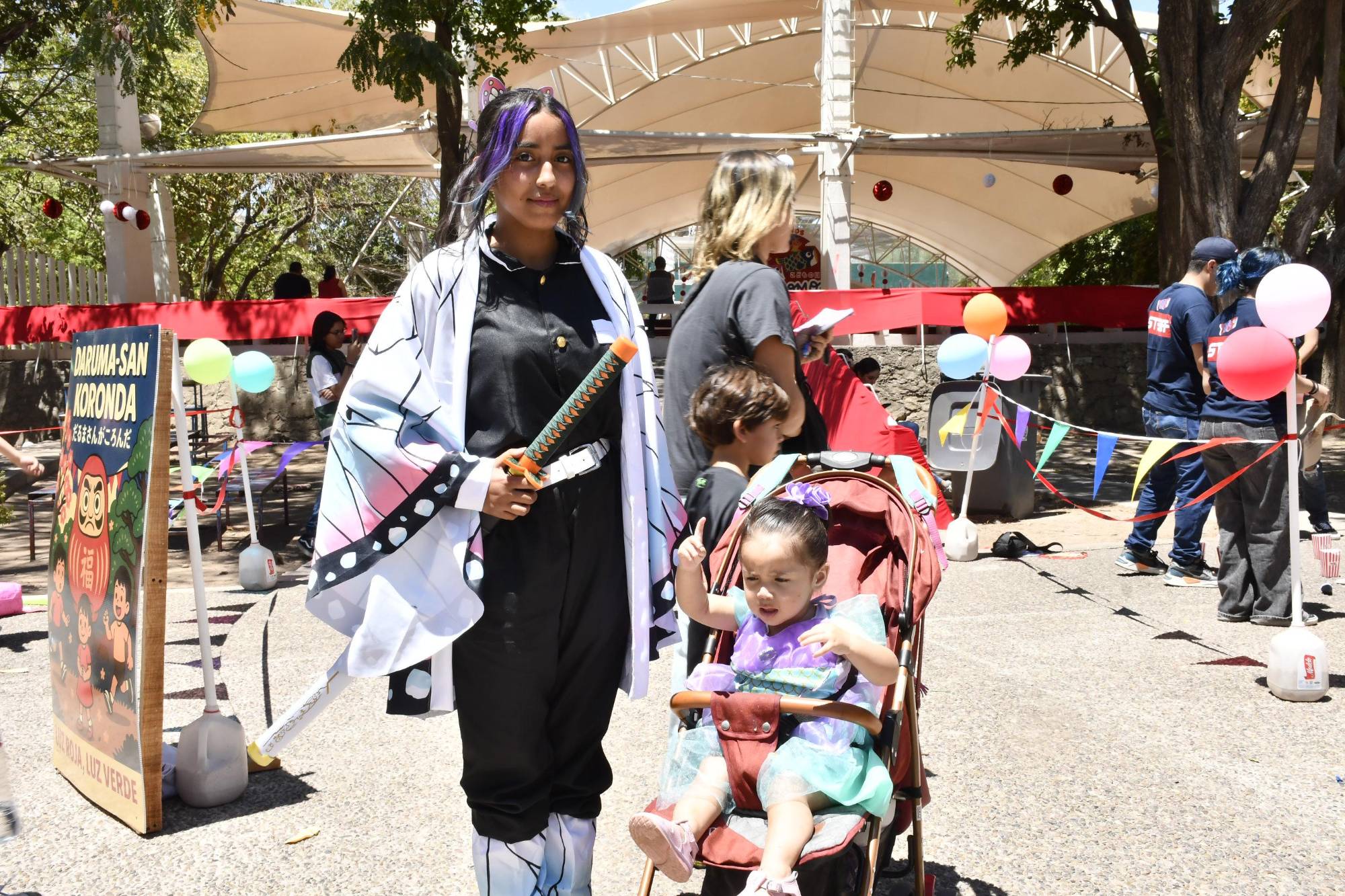 $!Gabriela Rodríguez, vestida de ‘Shibobu’, y la bebé Evangeline Gastélum, de La Sirenita, disfrutaron de las actividades.