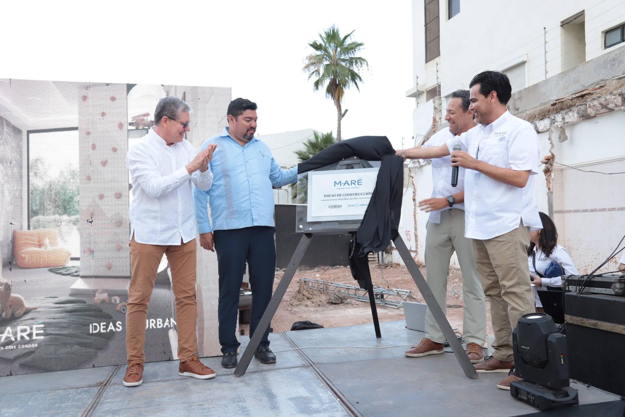 $!Carlos Ricardo Rivera, Alí René Zamudio, Carlos Hernández y Gaddiel Hernández al momento de develar la placa.