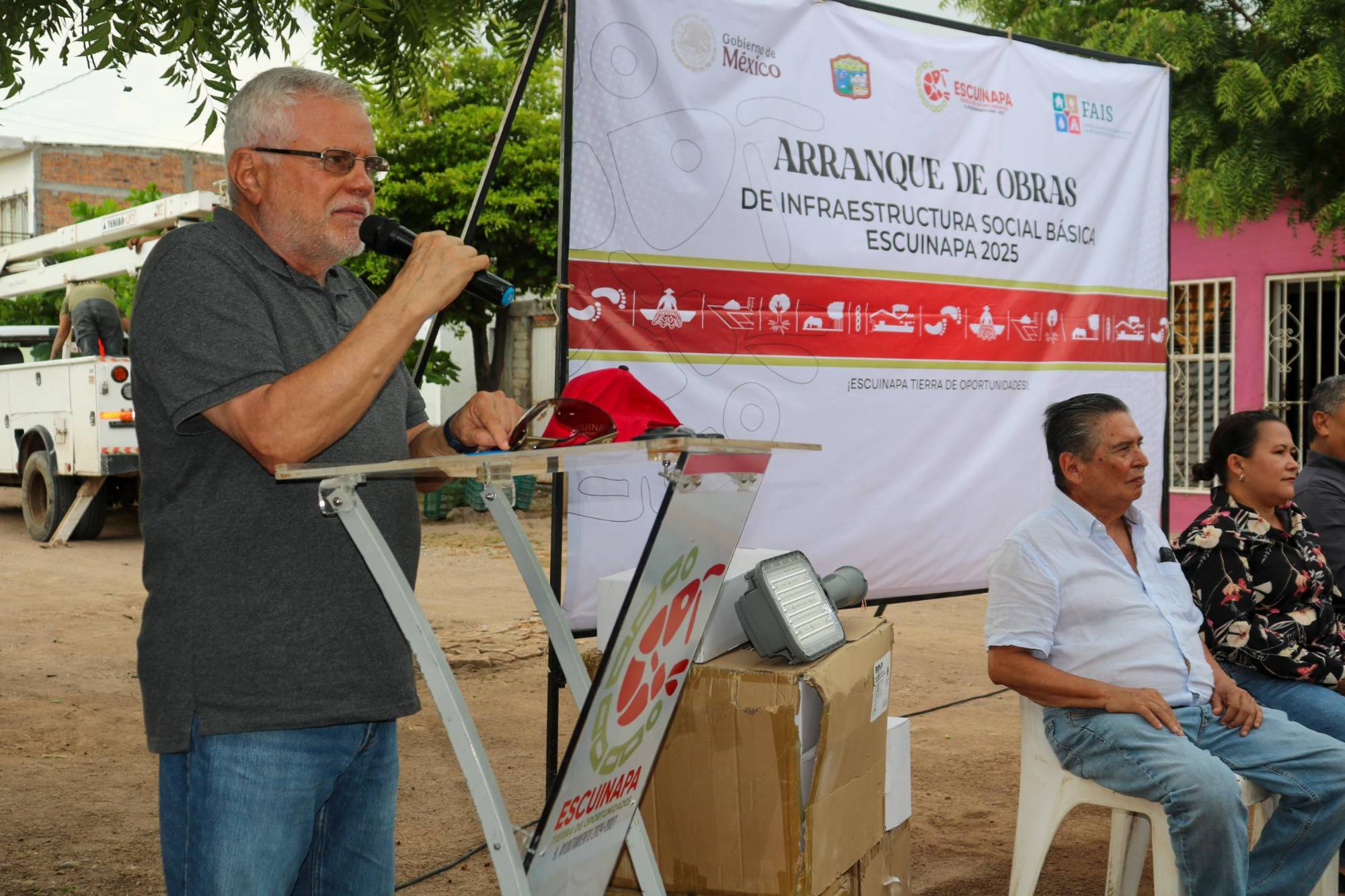 $!Rehabilitan luminarias en La Concha; obra beneficiará a 250 hogares en Escuinapa