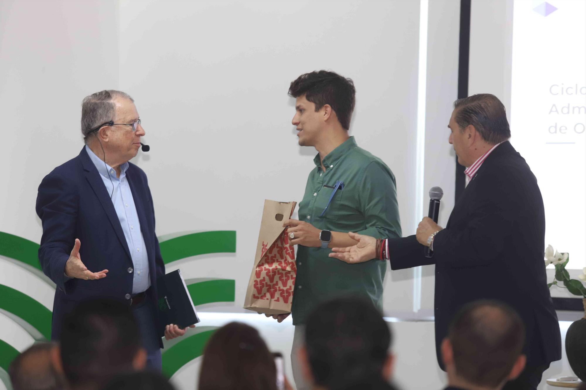 $!Lucio Toledo, directivo de Grupo Venados, hizo entrega de una casaca de Mazatlán al conferencista.