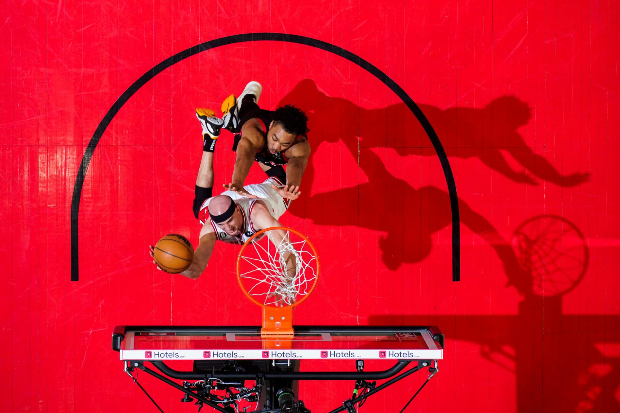 $!Zach LaVine guía la remontada ante Raptors para mantener con vida a Bulls
