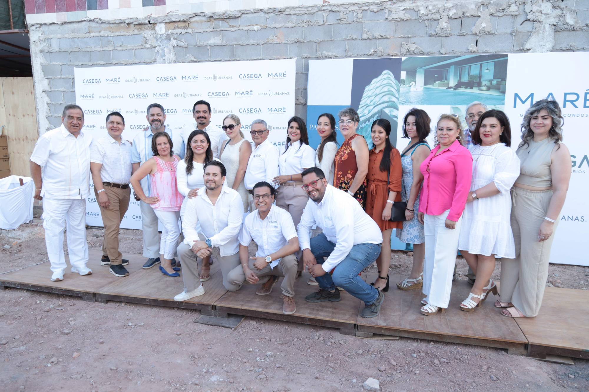 $!Agentes inmobiliarios de Durango se toman la fotografía del recuerdo.