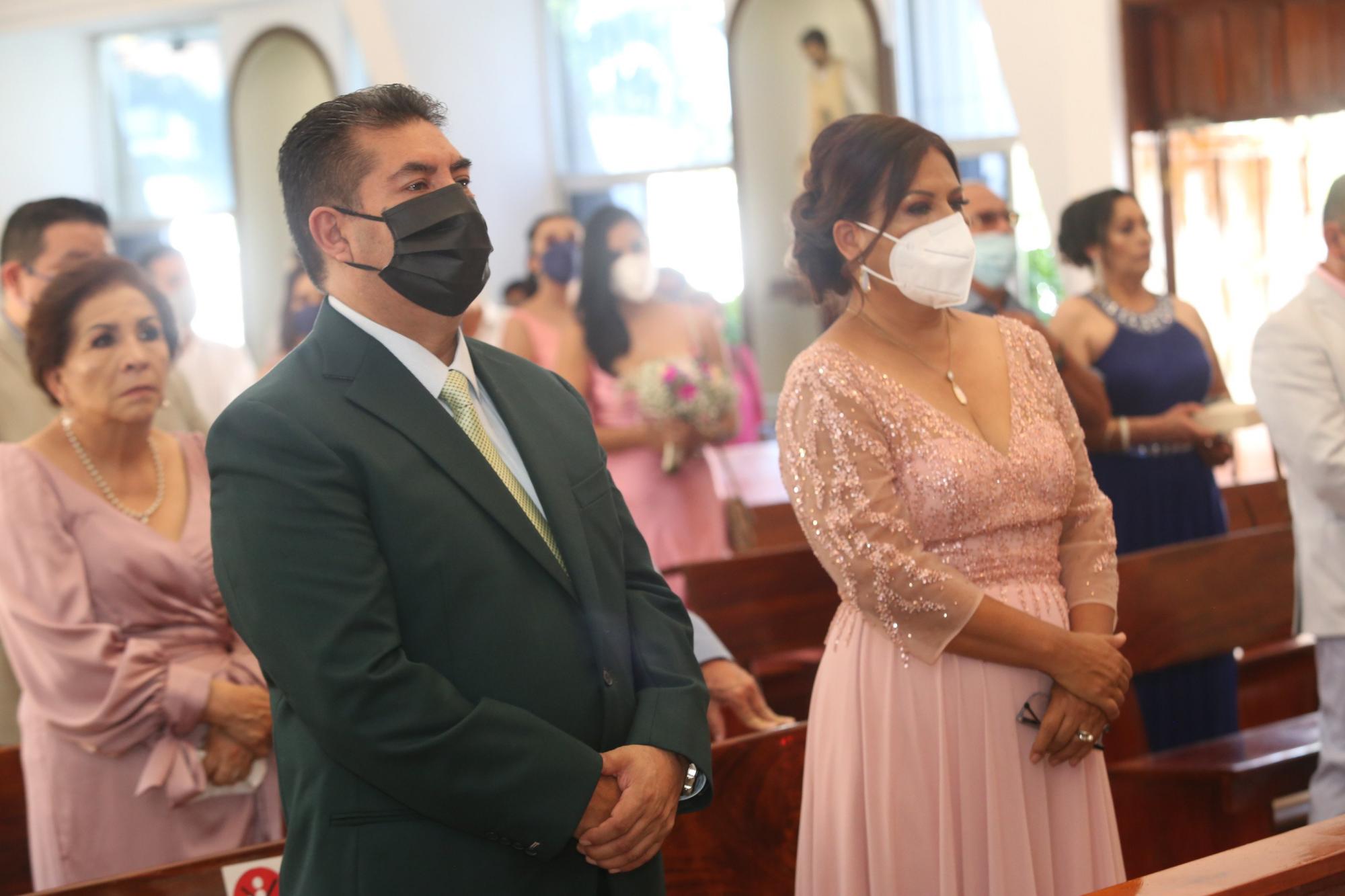 $!Carlos Valdez Martínez y Silvia Prado Sarabia, papás del novio.