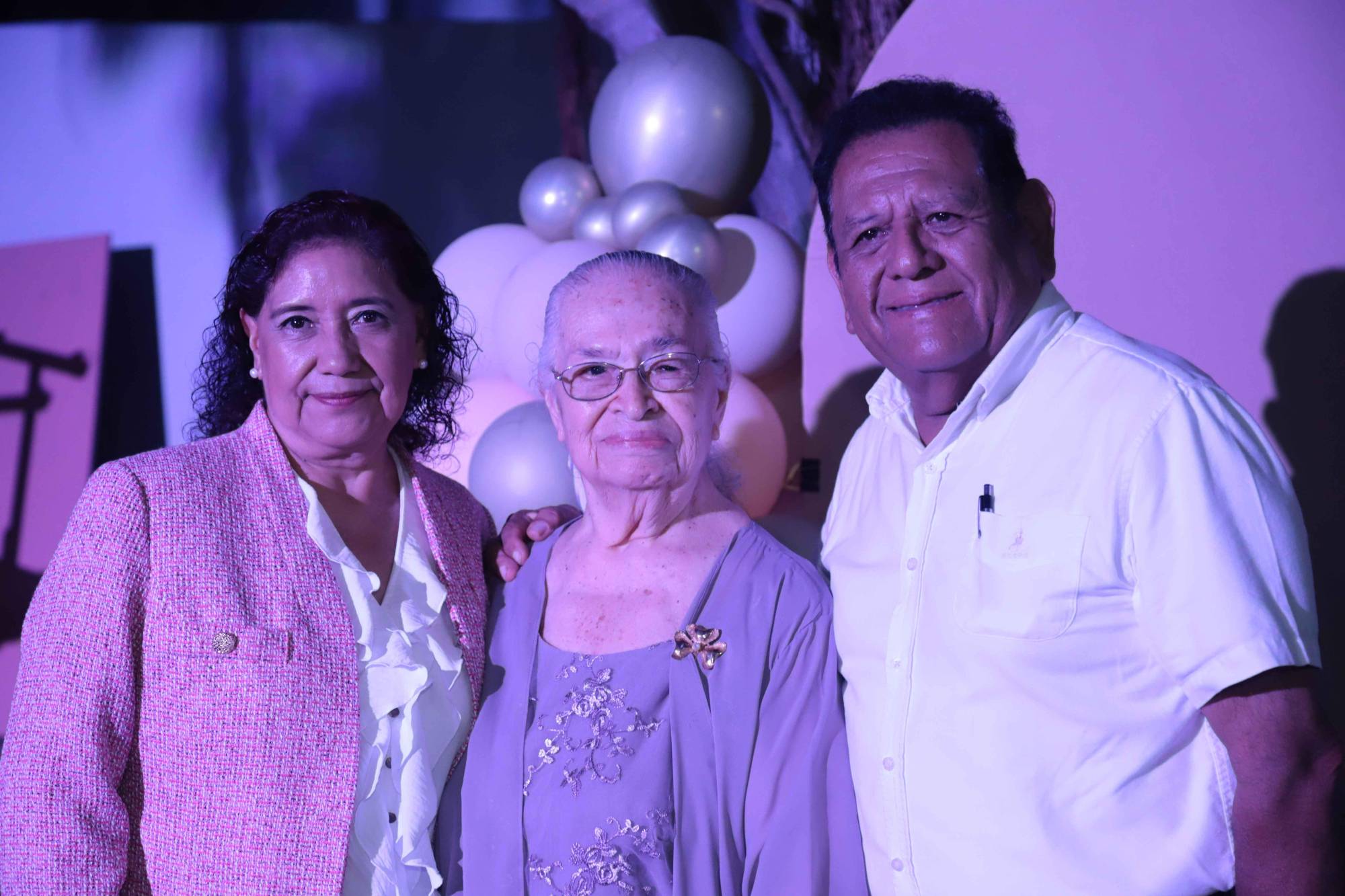 $!Leticia y Eliu Ángel con la homenajeada.