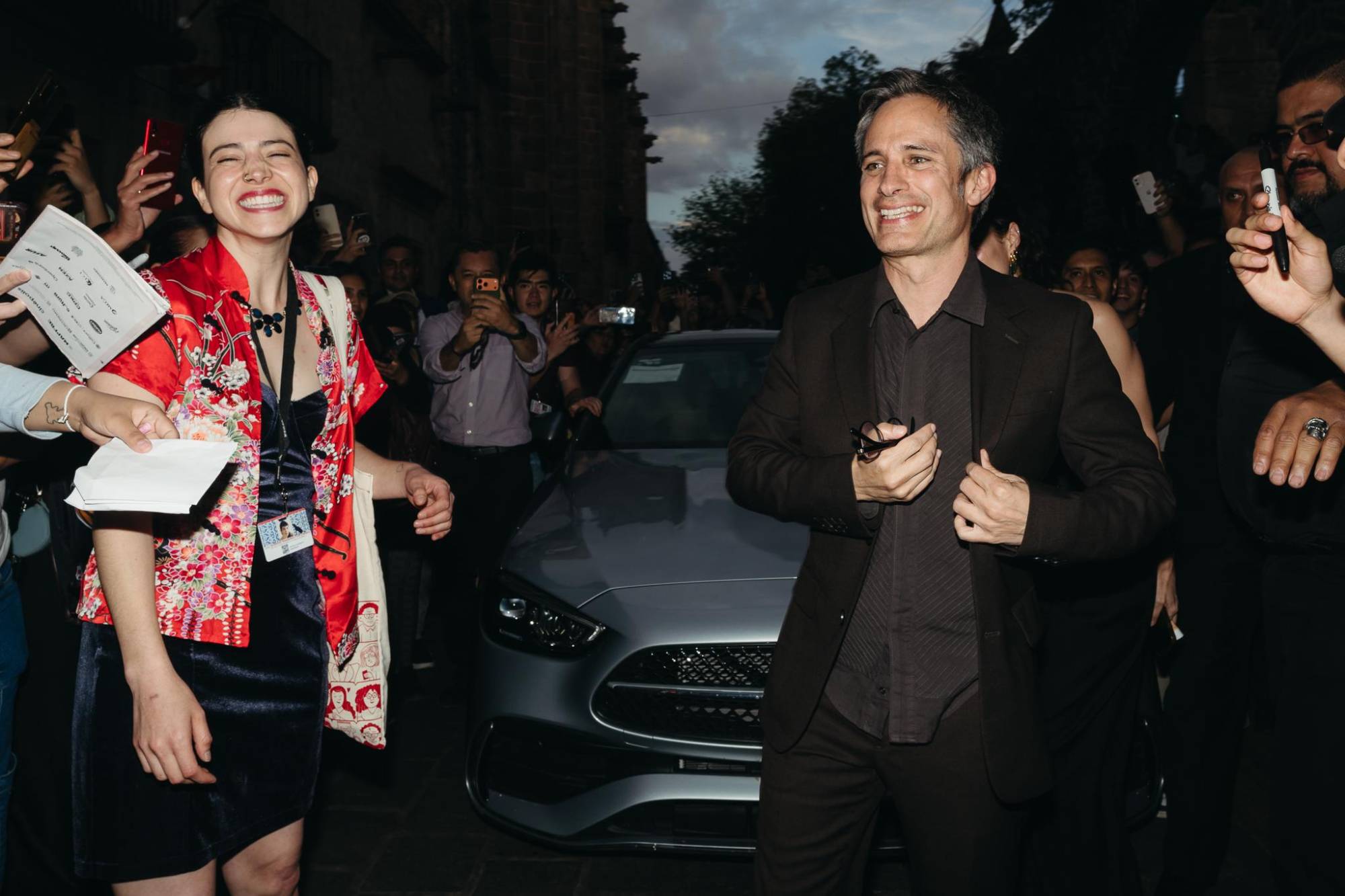 $!Gael García Bernal a su llegada al festival, la gente lo recibe con cariño.