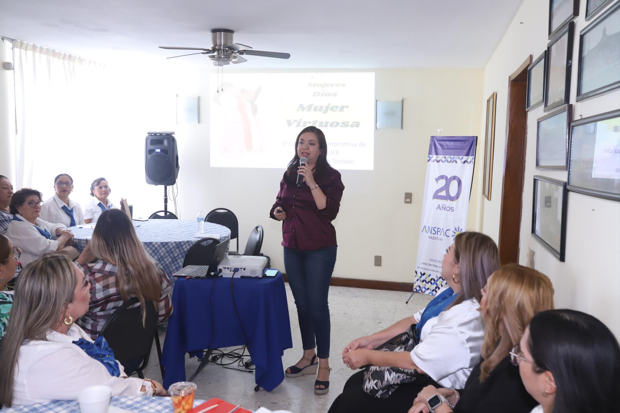 $!Paola Álvarez Tostado impartió el mini seminario “El liderazgo y compromiso de ser mujer”.