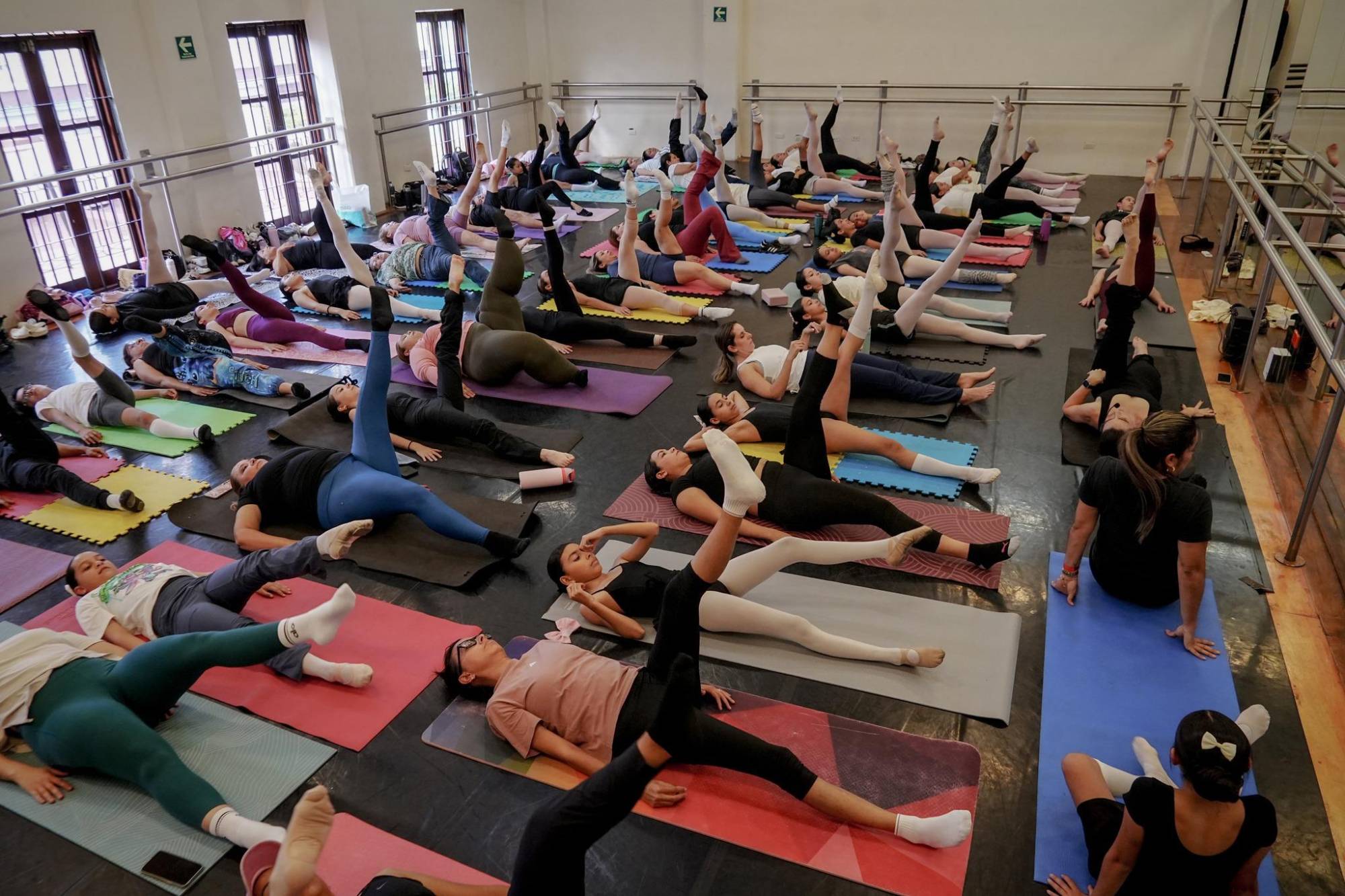 $!Madres de familia y alumnos de la Escuela Municipal de Ballet Clásico participaron en una clase especial de Pilates que organizó el Centro Municipal de las Artes.