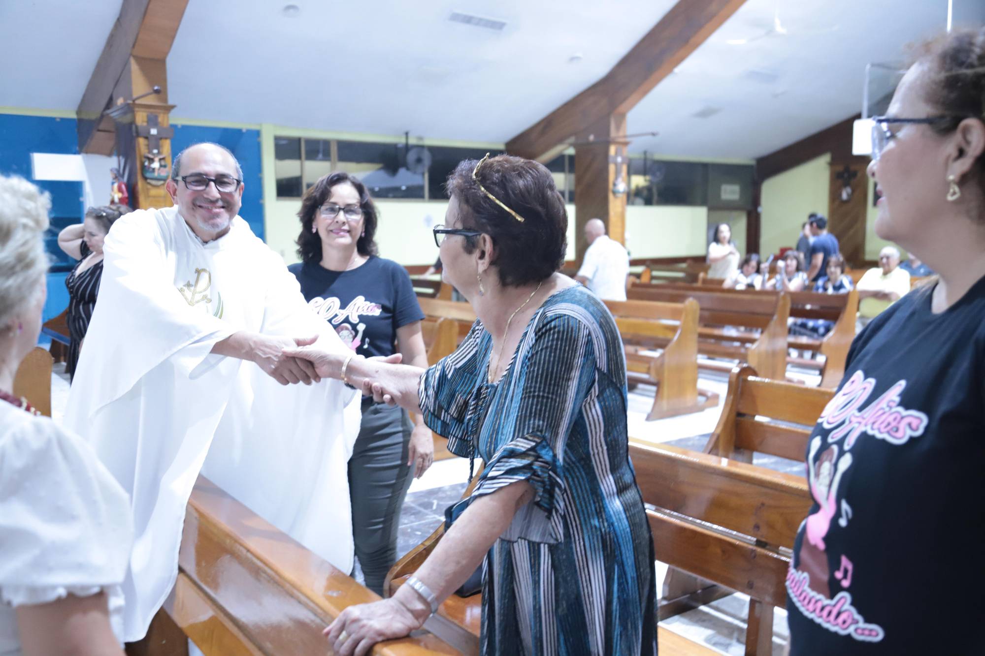 $!El Padre Jesús Roberto del Villar Rodríguez, quien ofició la misa, saluda a la cumpleañera.