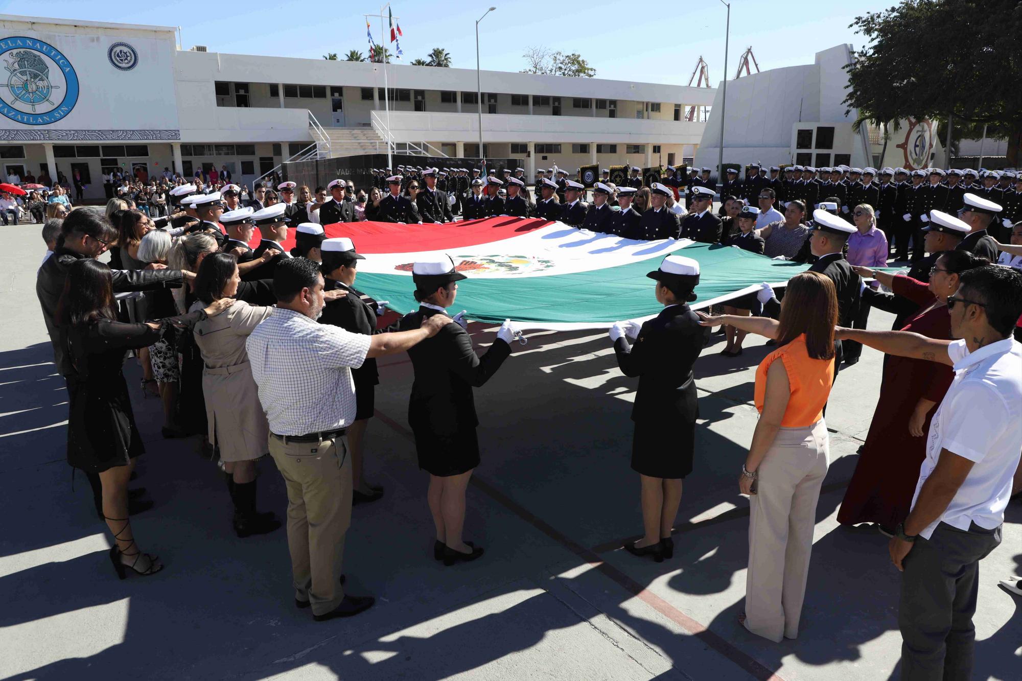 $!La ceremonia del juramento de lealtad a la Bandera Nacional se celebró en la explanada principal de la Escuela Náutica.
