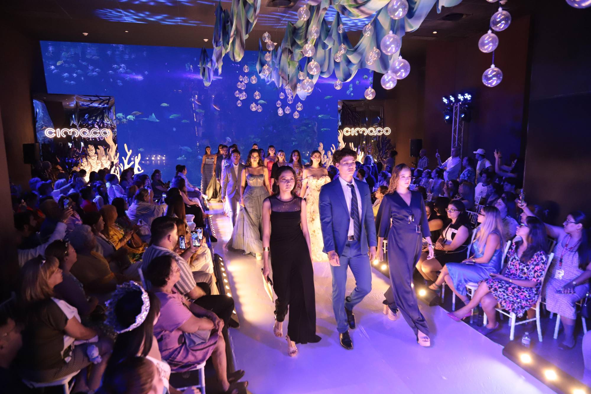 $!Los modelos desfilaron outfits para dama, caballeros, juniors e infantes con la tendencia de la moda.