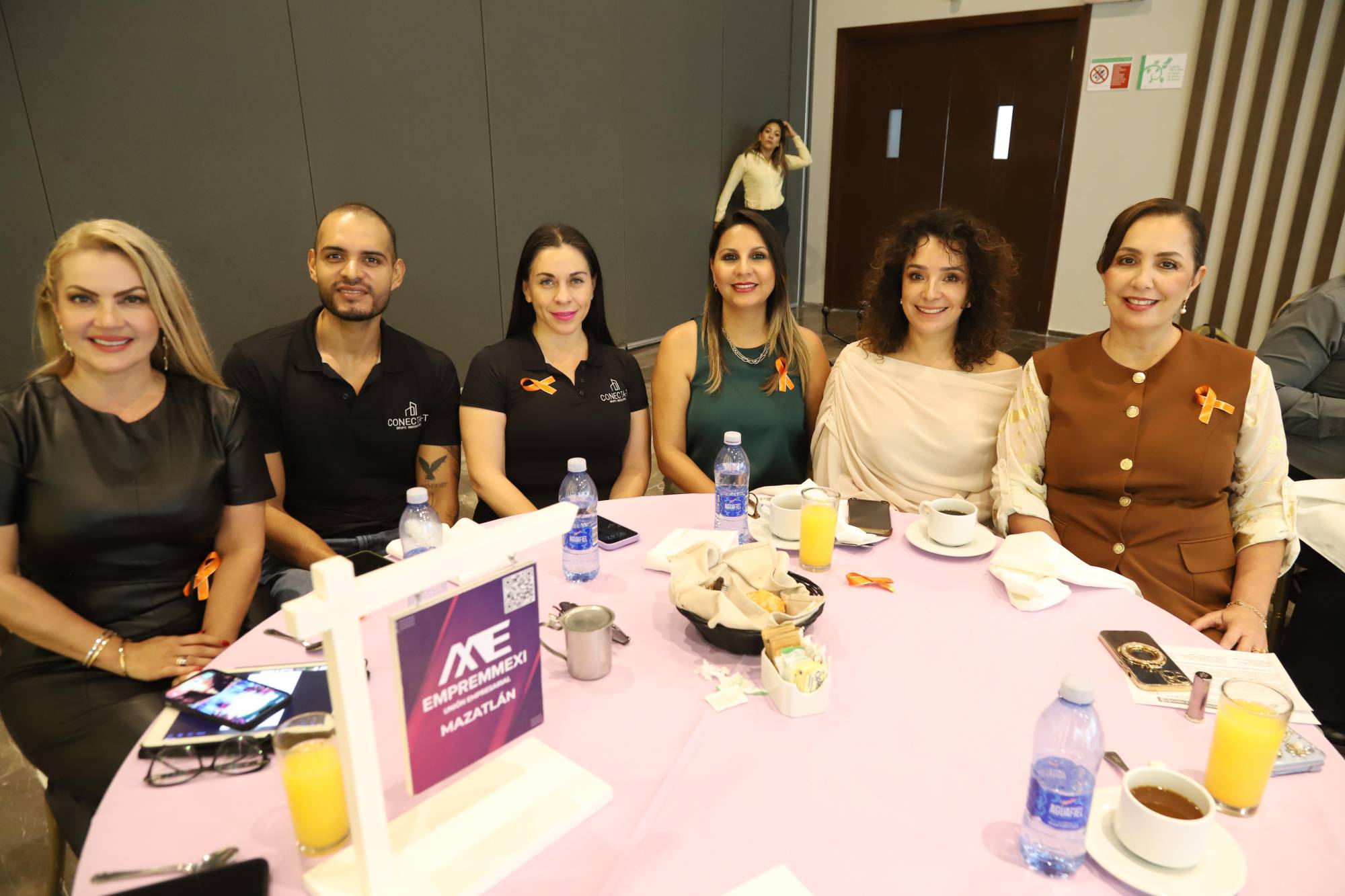 $!Gaby Pereyra, Víctor Bustamante, Marcela Montes, Lizbeth Rendón, Alejandra Rivas y Angélica Gaxiola.