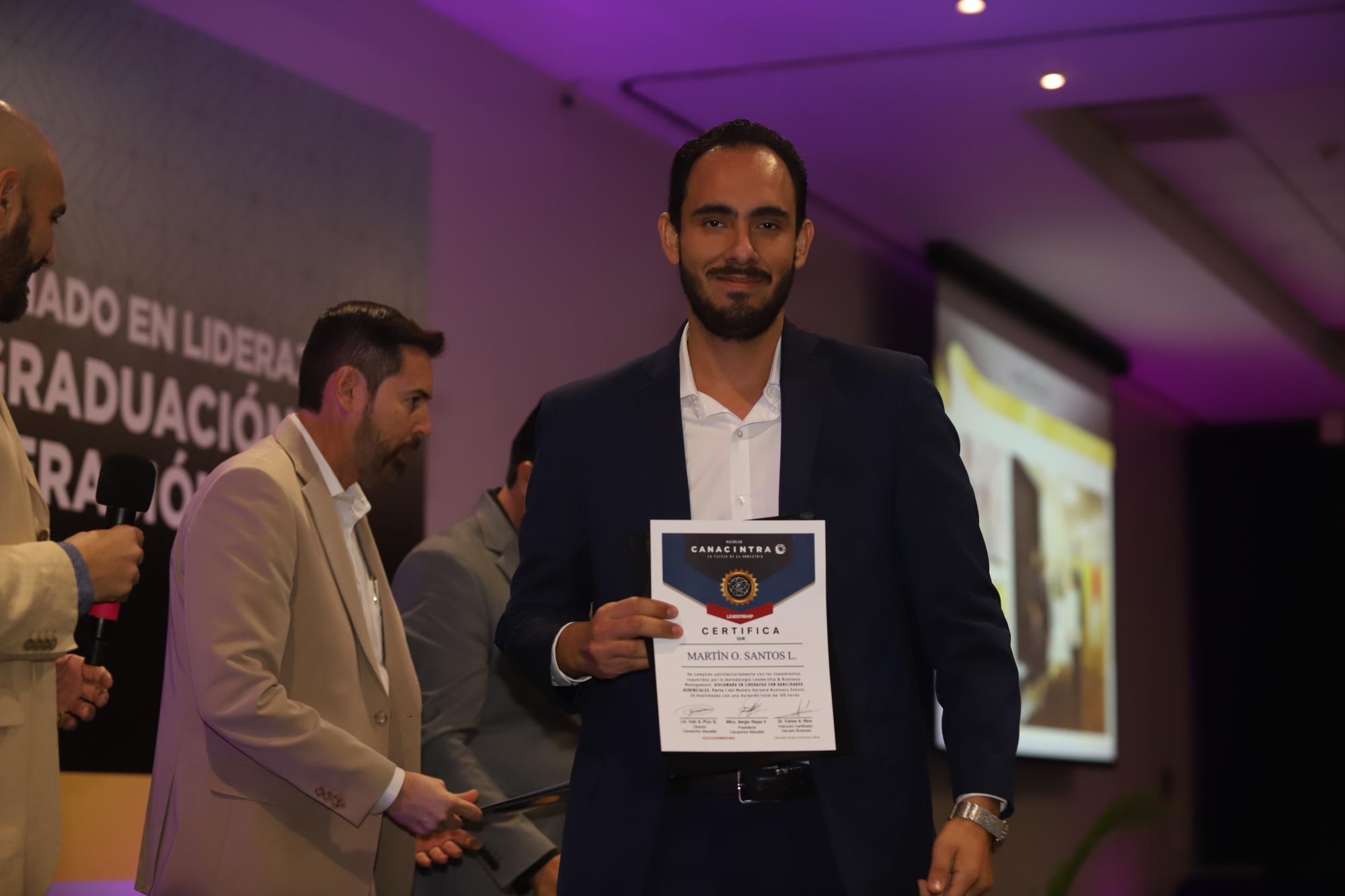 $!Martín Santos con su reconocimiento.