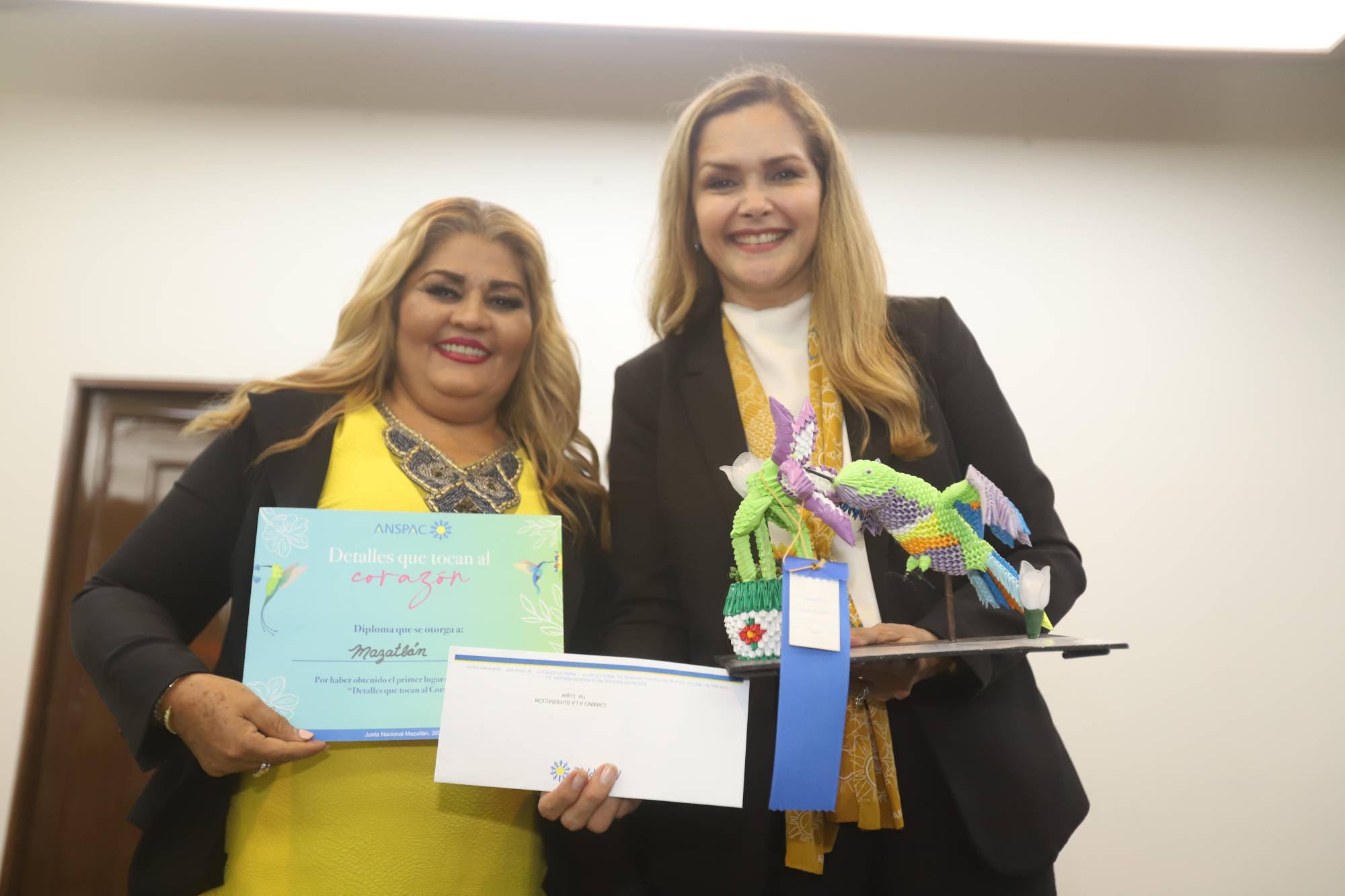 $!María de los Ángeles Cárdenas Flores, ganadora del concurso nacional, junto a Imelda Morales de Chicuate.