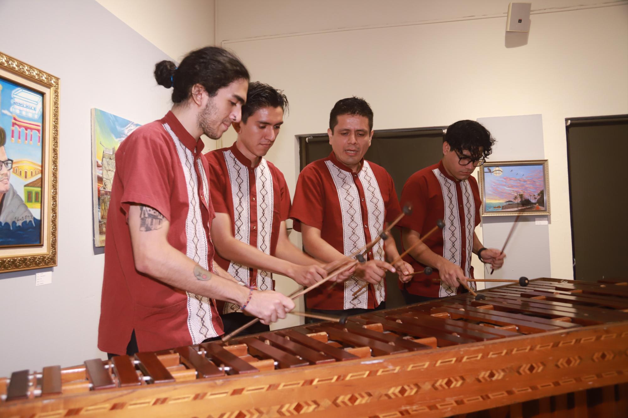 $!El grupo Marimbatlán amenizó la entrega del premio.