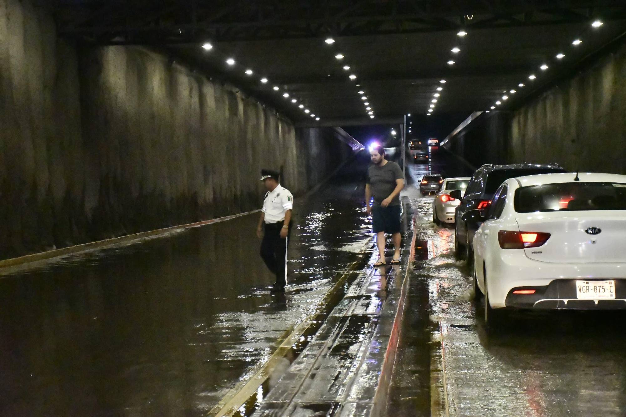 $!Inundaciones colapsan vialidades en Culiacán; SSPyTM activa operativo de auxilio