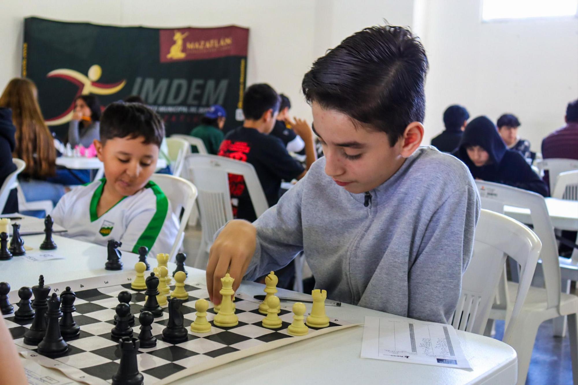 $!Compiten cuadro a cuadro por las mejores posiciones en el Municipal de Ajedrez