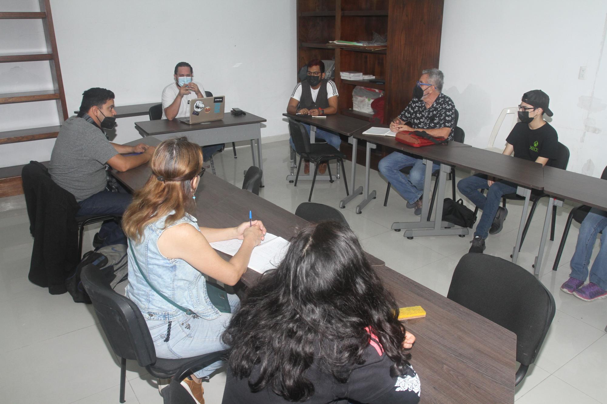 $!Julio Zatarain, quien imparte el taller Los colores del Ceviche, dio la bienvenida a los asistentes al taller.