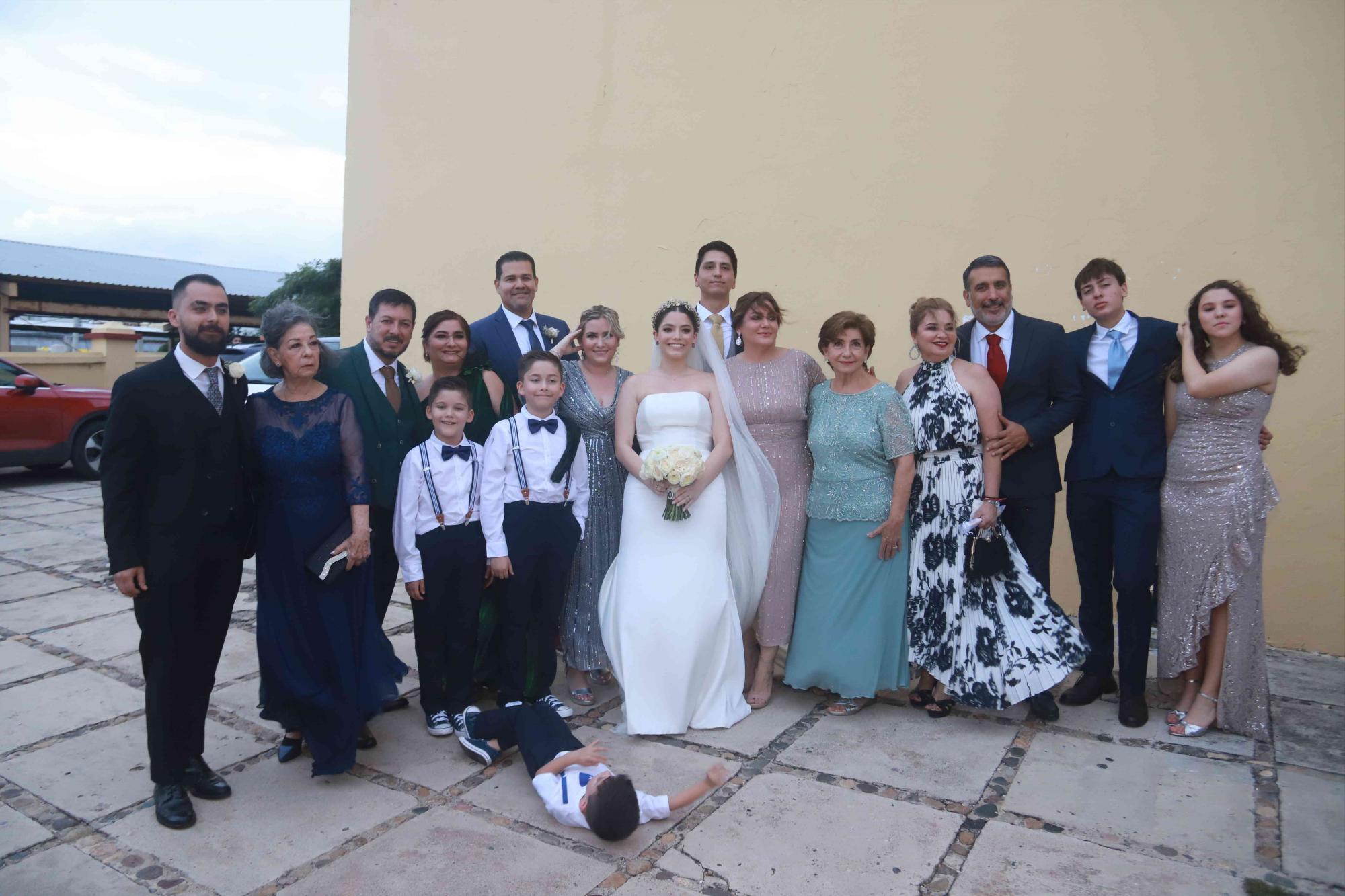 $!La familia de la novia se toma la fotografía del recuerdo.