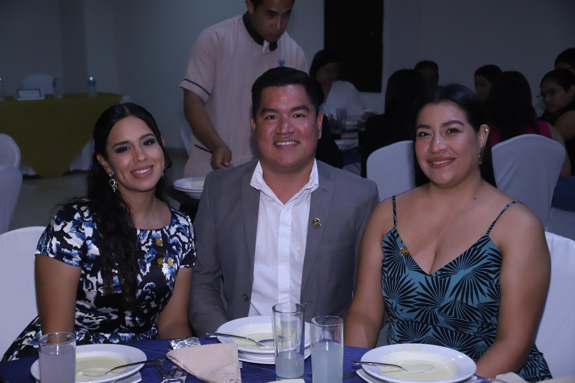 $!Jacqueline Gutiérrez, Adolfo y Denisse Guerrero.