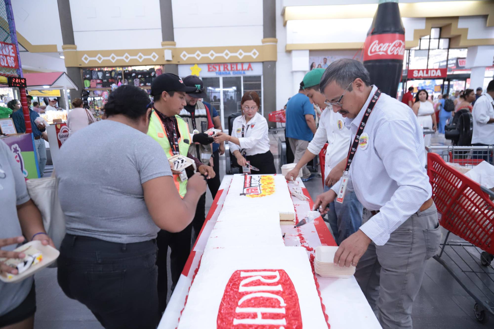$!Los clientes disfrutaron de una rebanada de pastel.