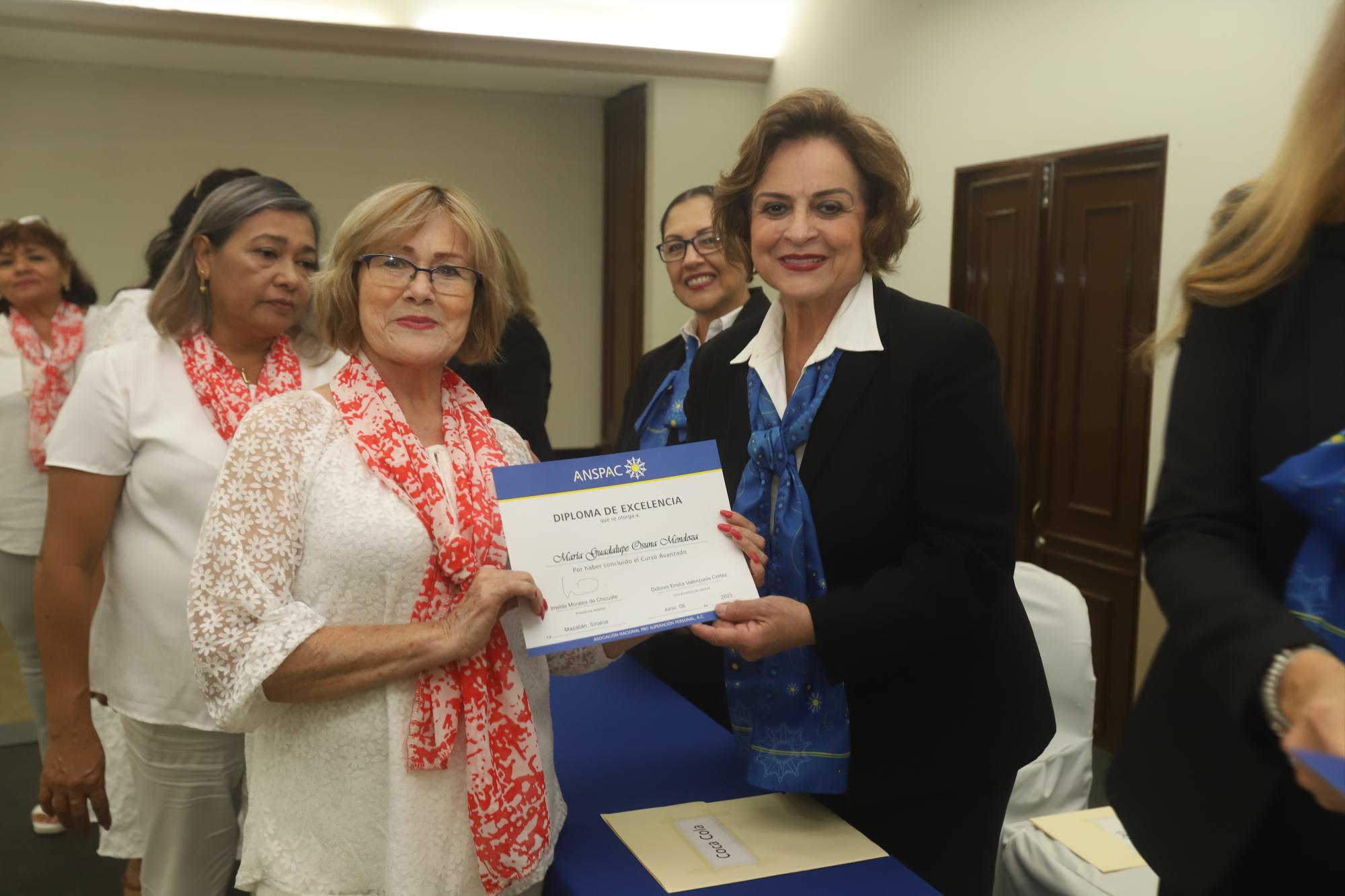 $!María Guadalupe Osuna recibe su diploma de Rayito Arias de Rodríguez.
