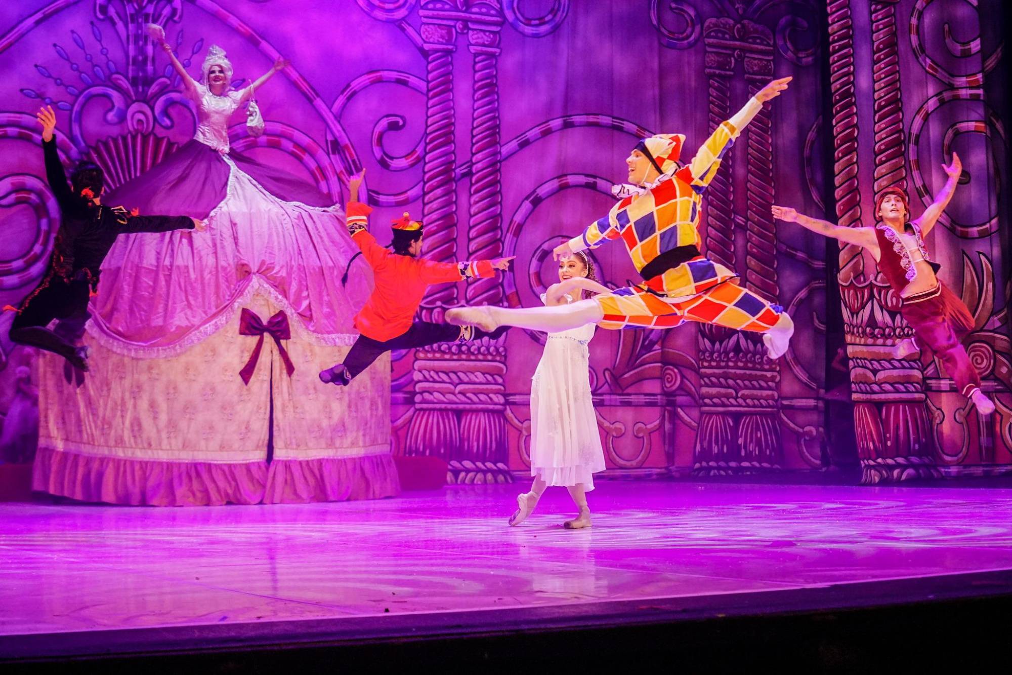 $!La renovada escenografía y el elegante vestuario destacaron en esta tradicional puesta en escena que los mazatlecos esperan cada año.