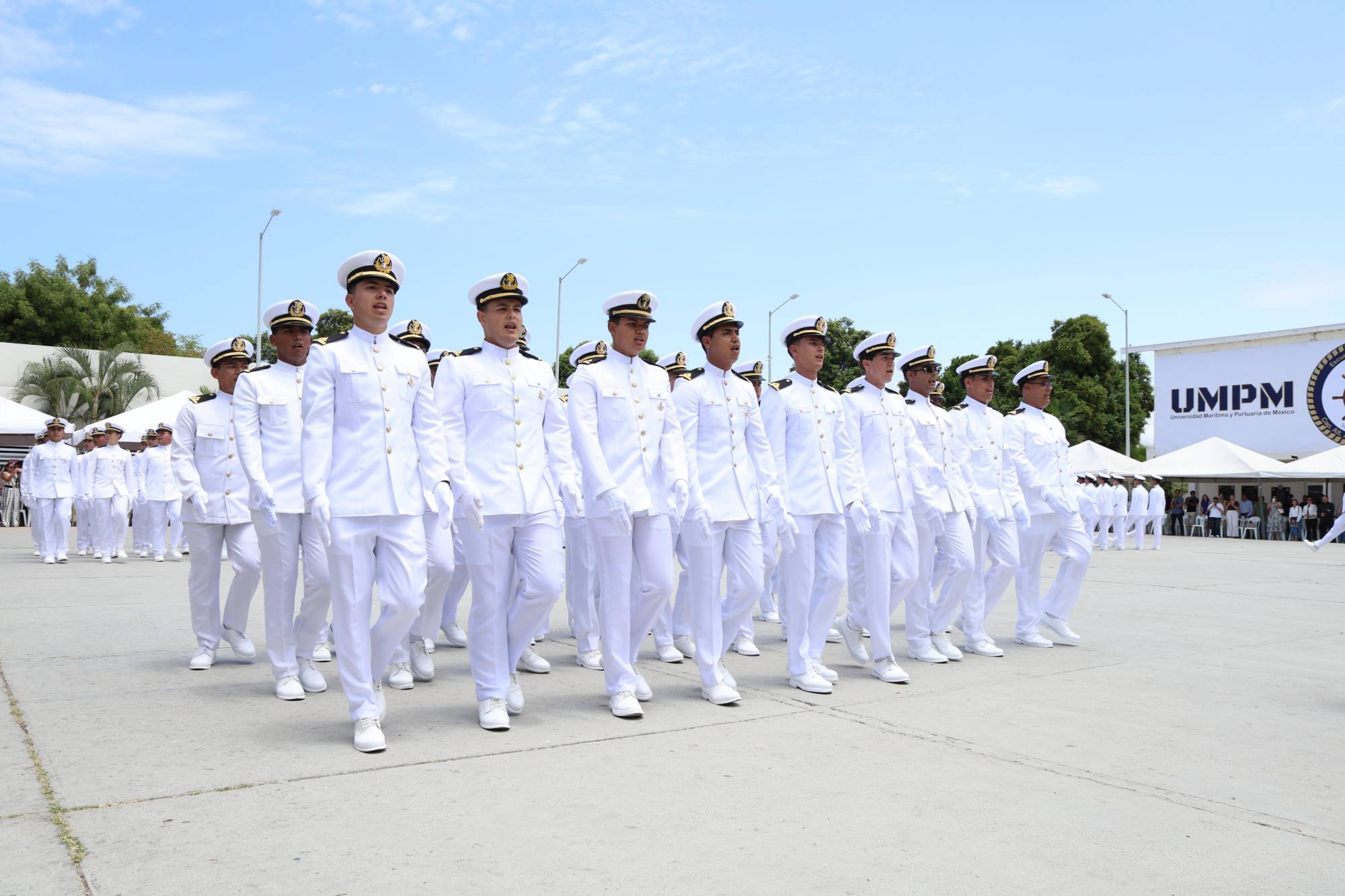 $!Con sus uniformes blancos, los graduados desfilaron frente al presídium