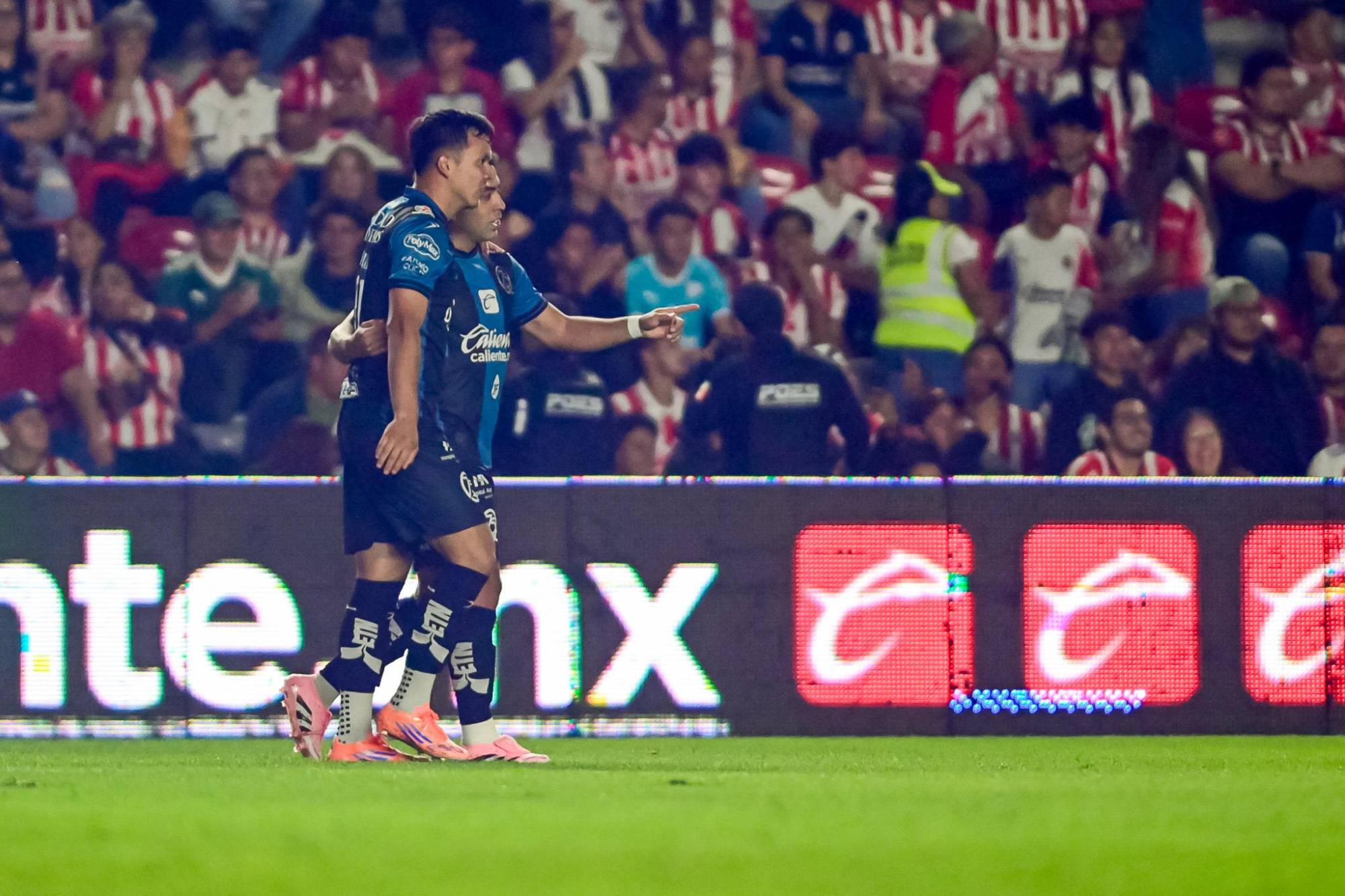 $!Querétaro sorprende a Chivas con triunfo 1-0 y se mete en la pelea por el Play-In