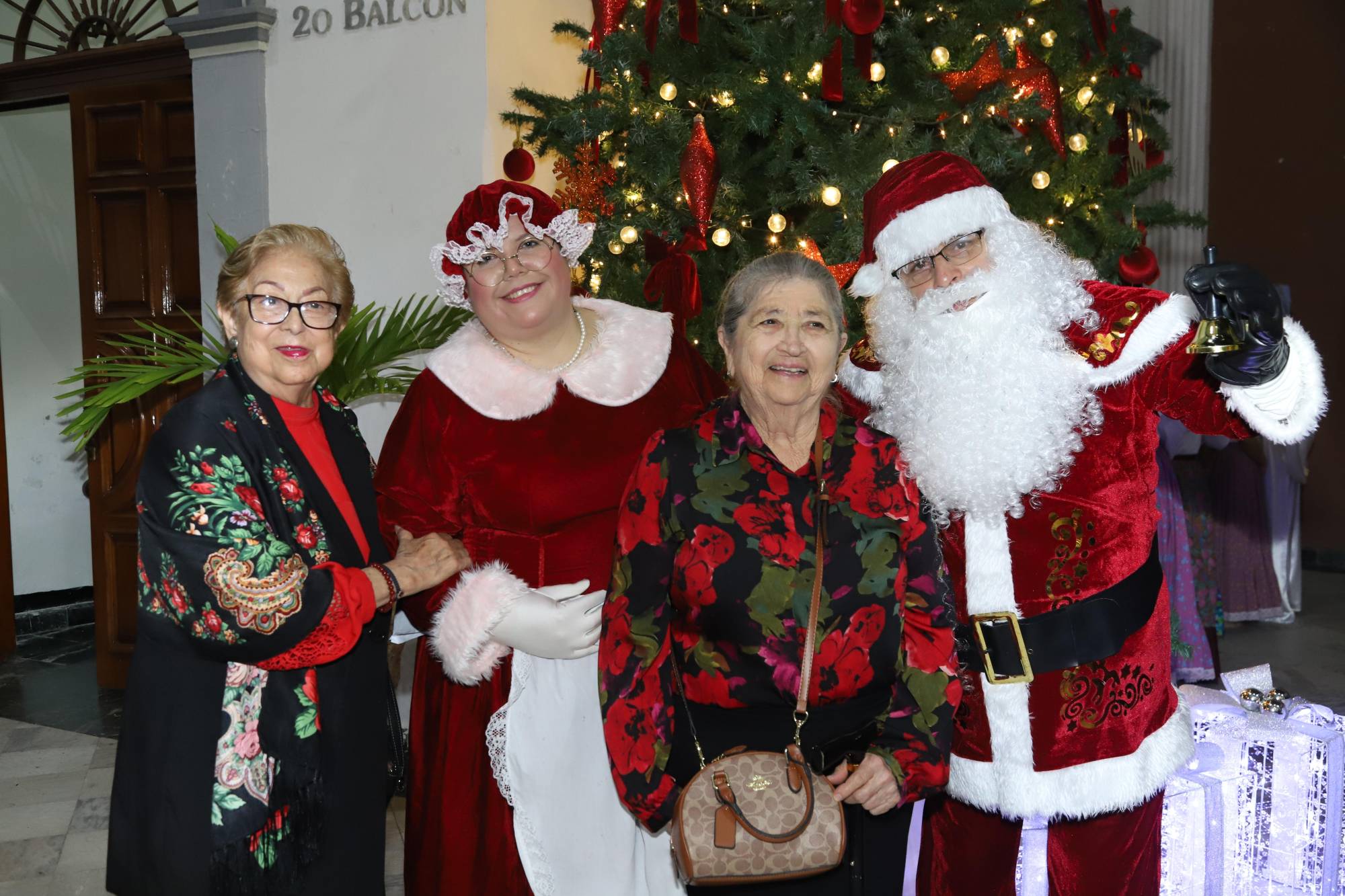 $!Maru de Tirado y María de Tirado con Santa Clos y la Señora Clos.