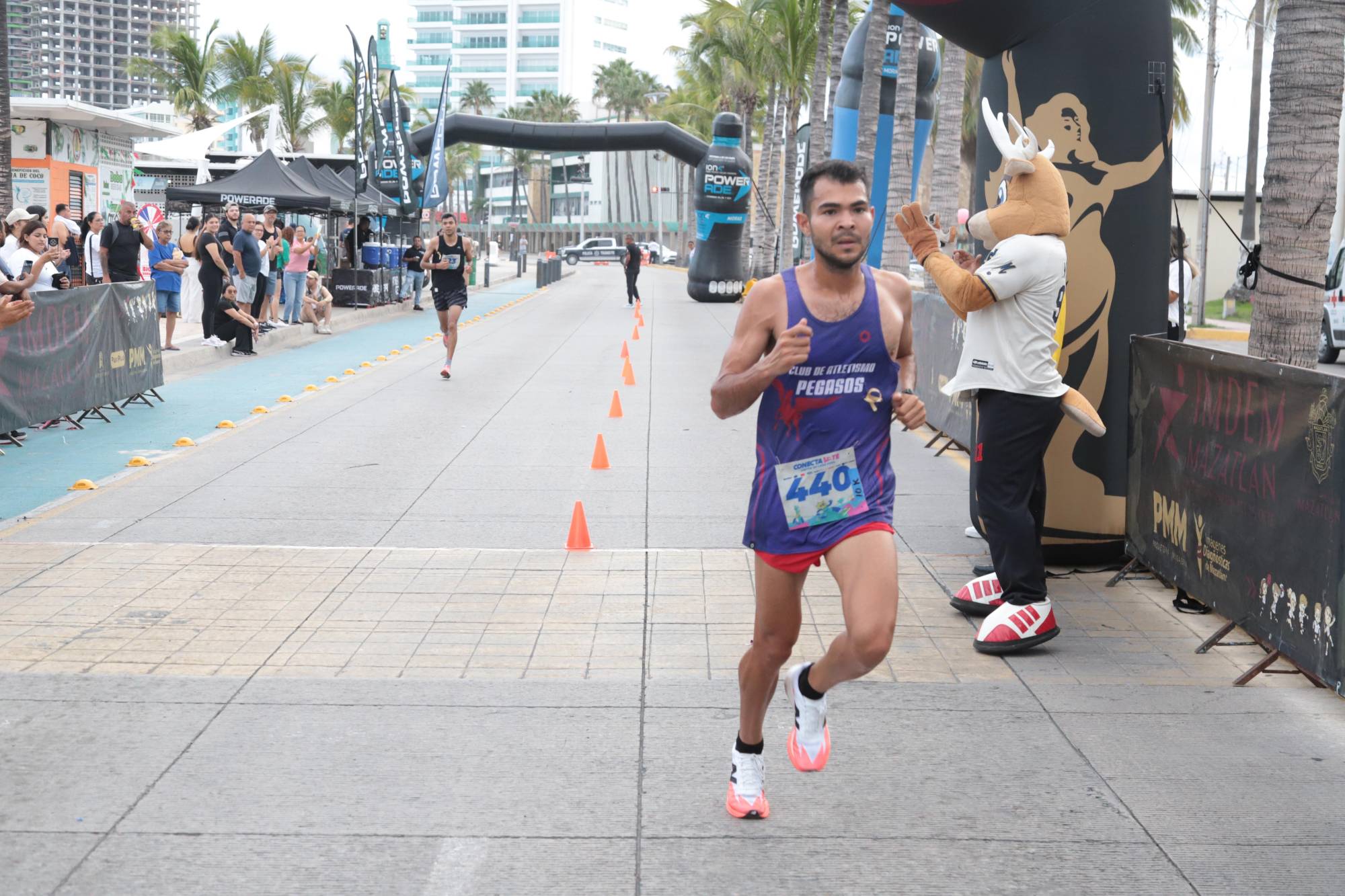 $!Valentín Rendón, ganador en la prueba de 10 kilómetros, al momento de cruzar la meta.