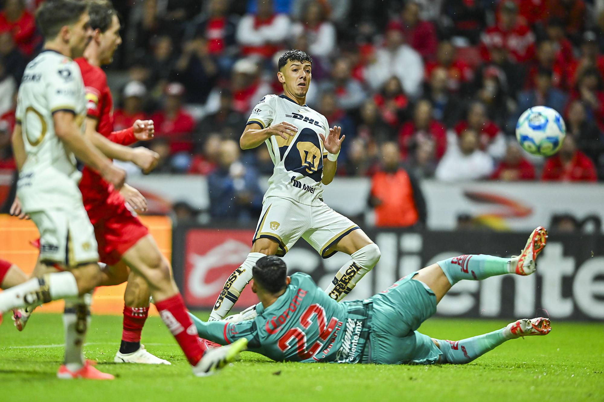 $!Sinaloense Jesús Angulo rescata el empate de Toluca ante Pumas