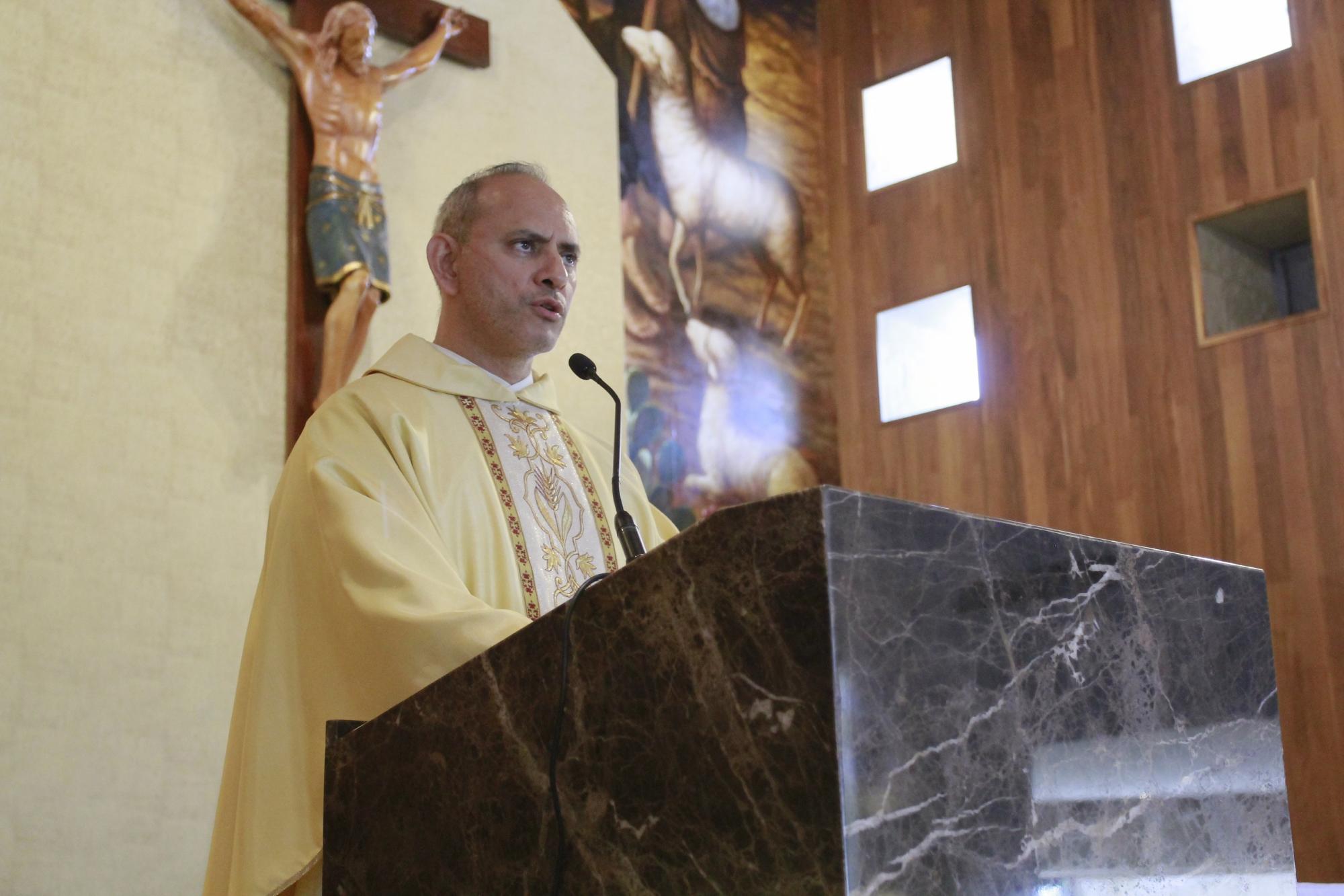 $!El Vocero de la Diócesis de Culiacán, presbítero Esteban Robles Sánchez ofició la misa.
