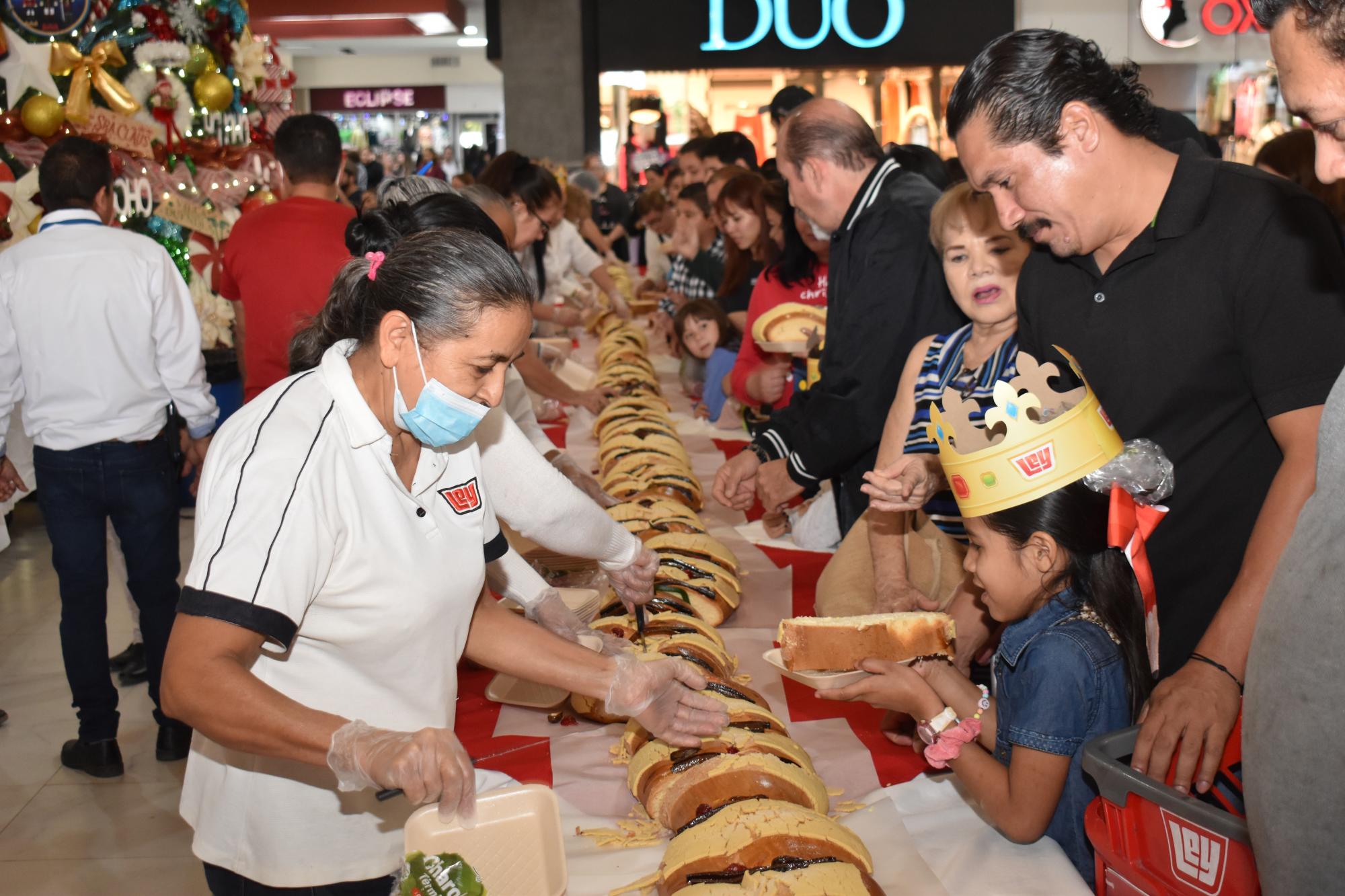 $!Clientes y público en general disfruta de un rico pedazo de rosca.