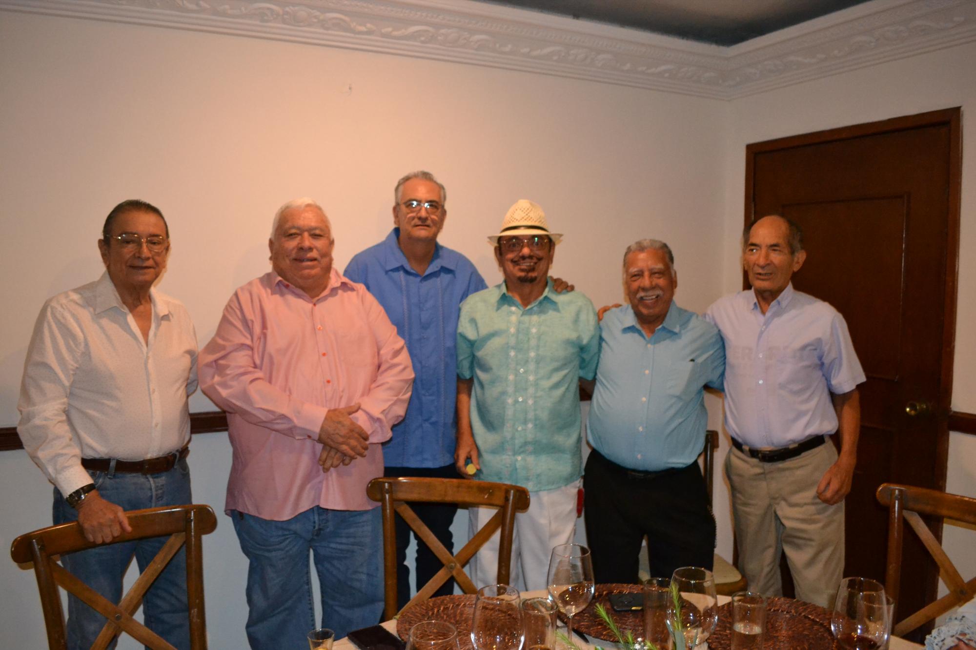 $!Sus mejores amigos estuvieron en el festejo.