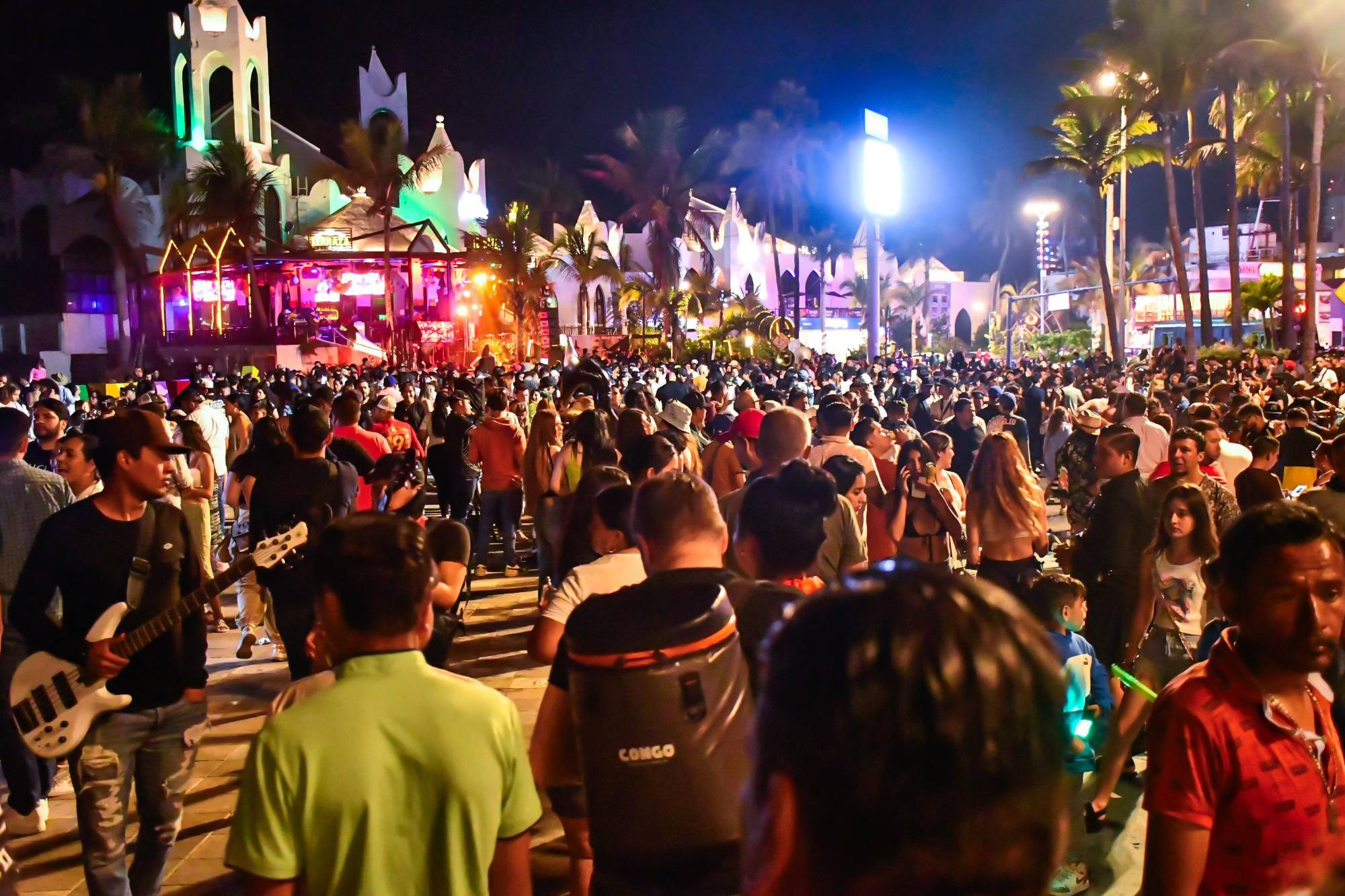 $!Disfrutan miles de fiesta motorizada en Mazatlán