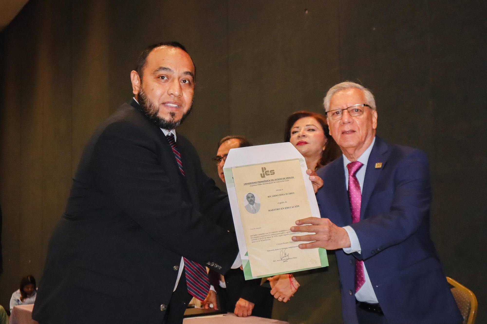 $!Ricardo Sosa Suárez recibe su documentación de manos del rector de UPES Mazatlán, Jesús Aarón Quintero.