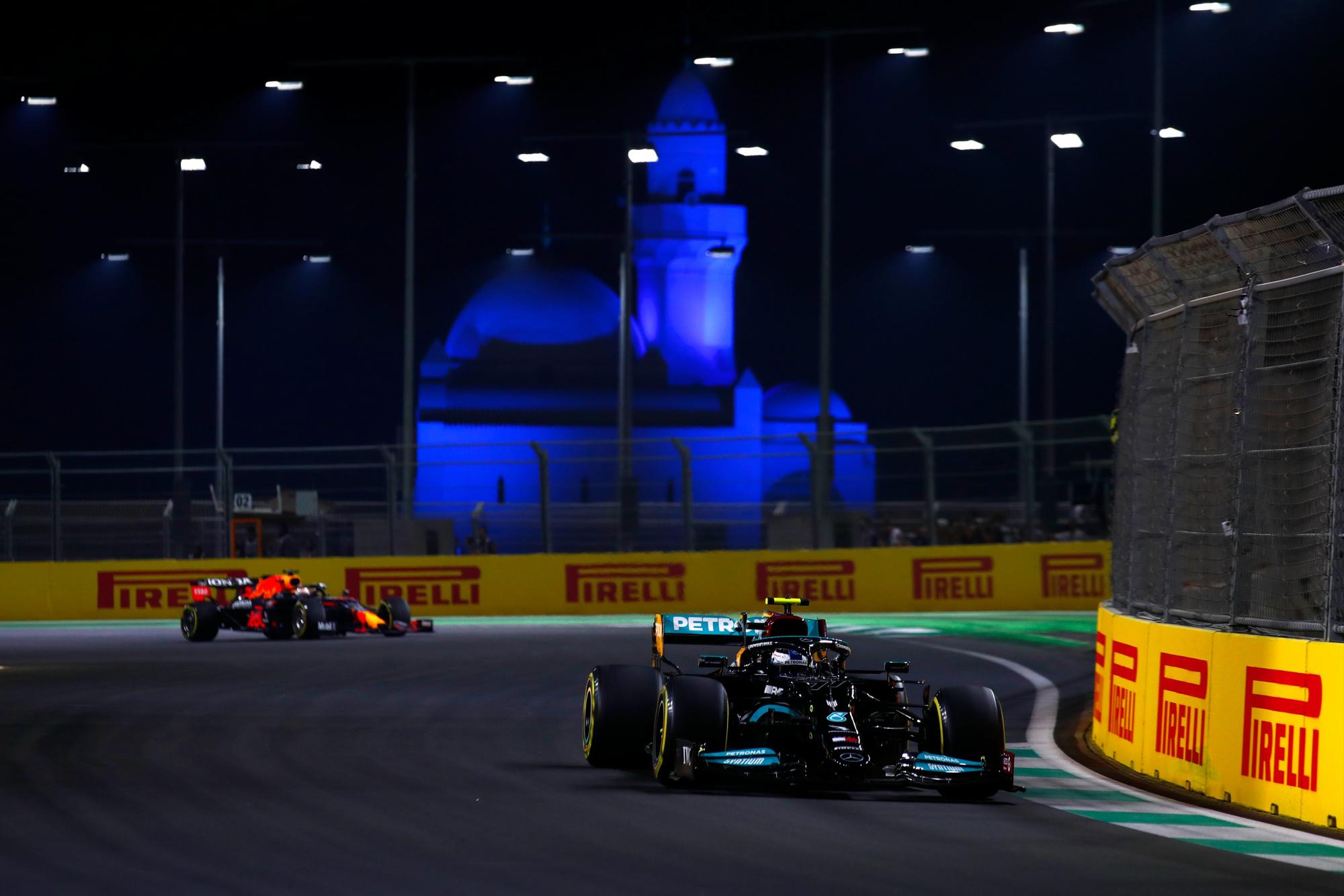 $!Lewis Hamilton gana el GP de Arabia Saudita y consigue igualar a Verstappen; Checo abandona