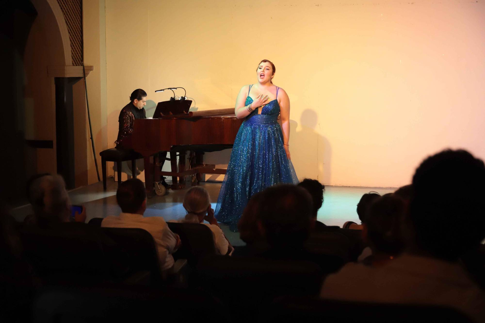 $!Acompañada al piano por el maestro Juan Pablo García, aquí Rosa Ferreiro en una de sus interpretaciones.