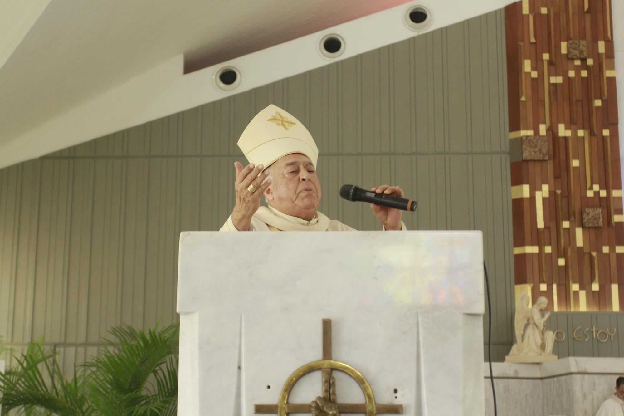 $!Monseñor Jonás Guerrero oficia la misa de los agricultores en su día.