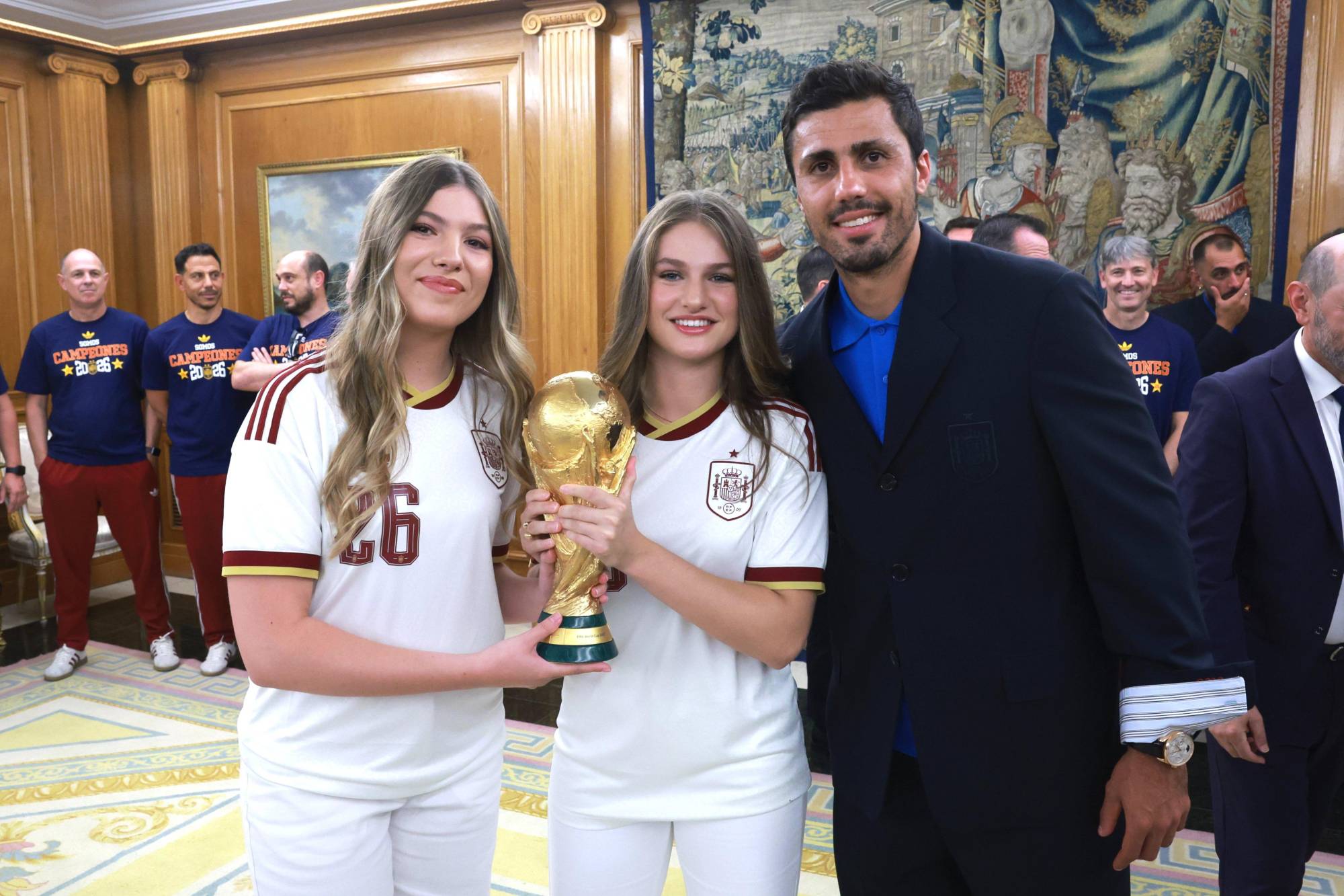 $!Rey Felipe VI felicita a jugadores de España a su llegada a Madrid