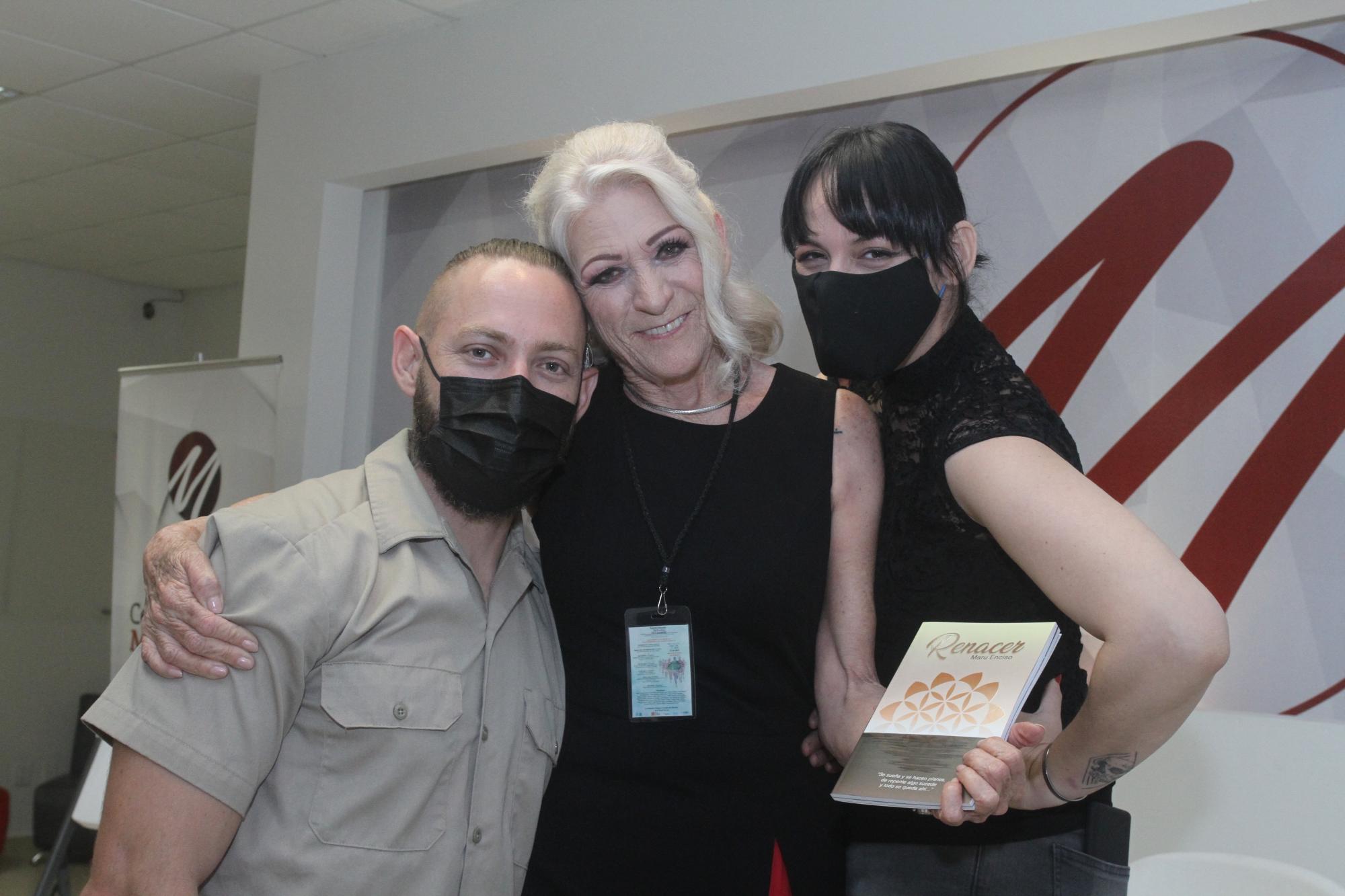 $!Maru Enciso entre sus hijos, Salomón y Ana Iracheta.