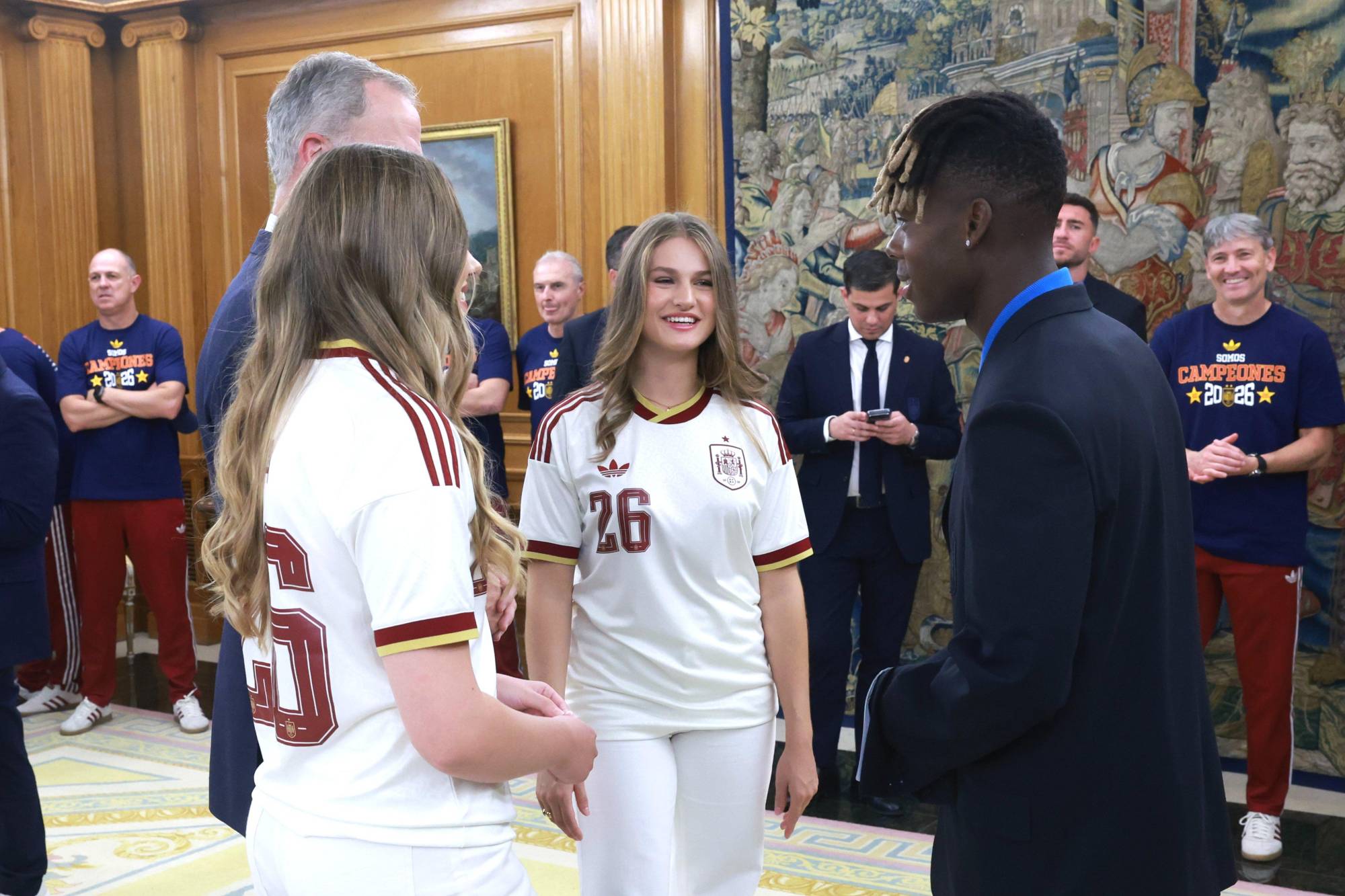 $!Rey Felipe VI felicita a jugadores de España a su llegada a Madrid