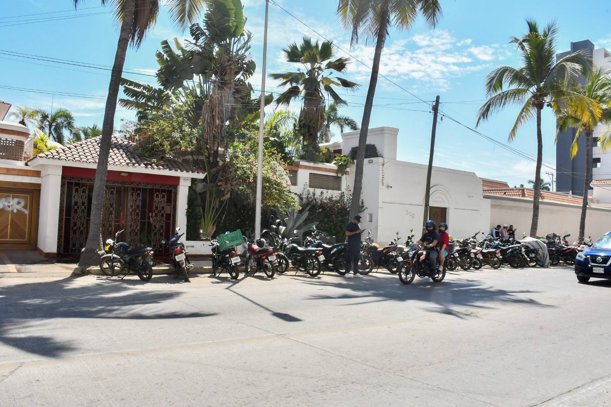 $!Vivienda de vecino de Mazatlán amanece con grafiti después de protestas