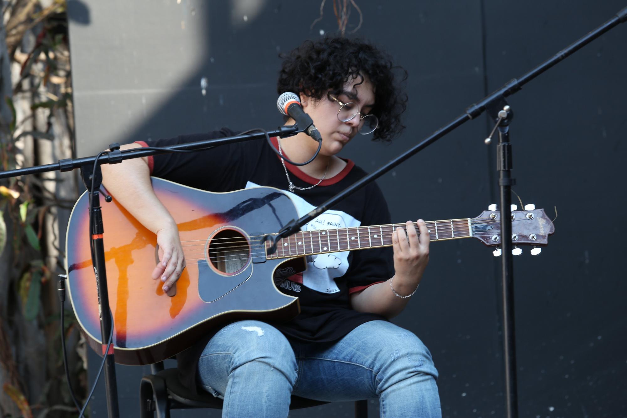 $!Valeria Bernal Lizárraga en pleno concierto acústico.