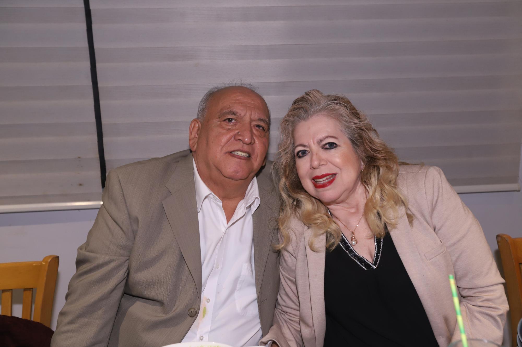 $!Jorge Martínez Ramírez y Gloria Solís Aguirre cumplieros ese día 46 años de casados.